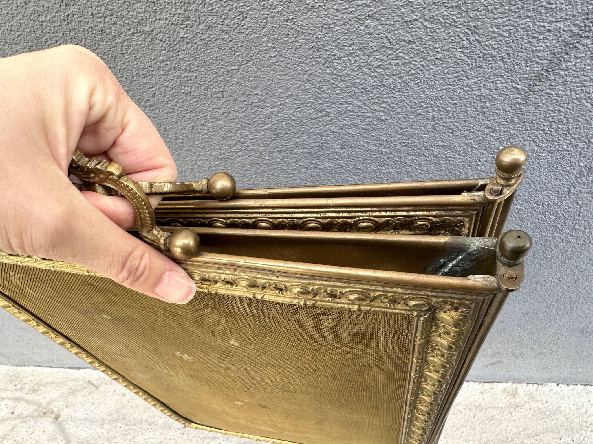 Antique brass fireplace screen from the 19th century by Bouhon Frères.