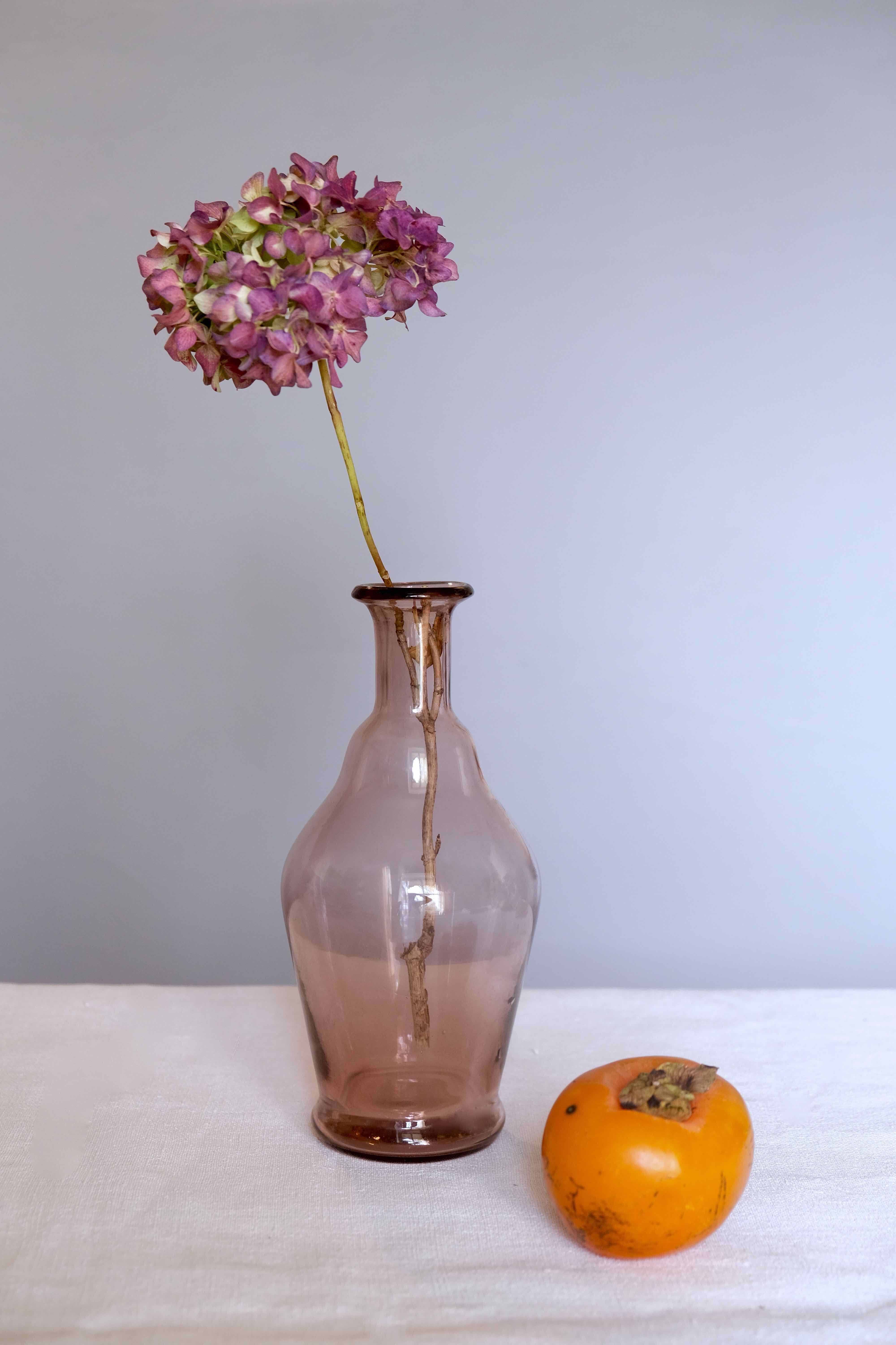 Blown glass vase moves purple