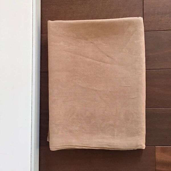 Nappe ancienne en damassée, décor de chasse brodée SV