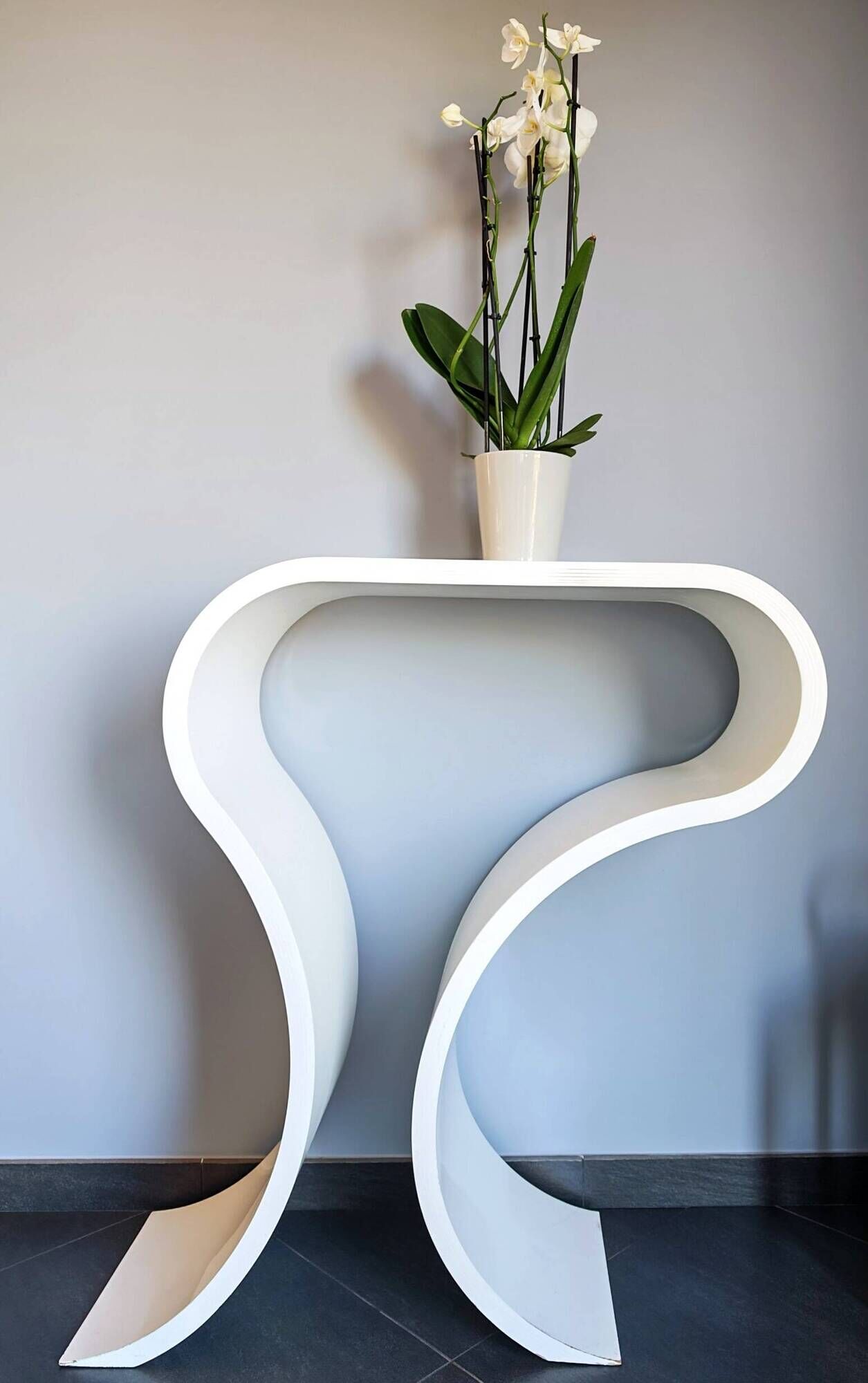 Console blanche laquée, forme ruban courbé