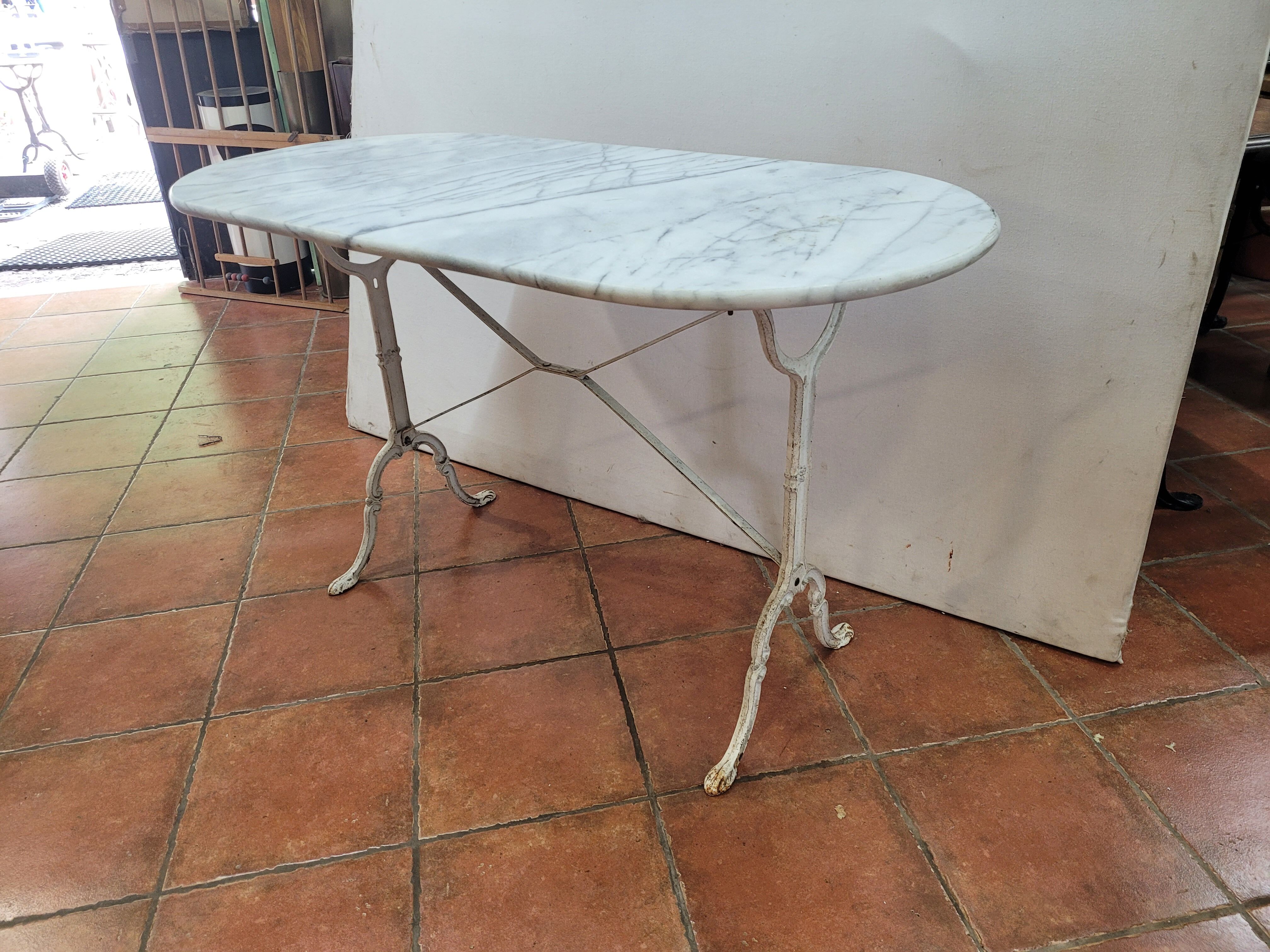 Table de bistrot dessus marbre