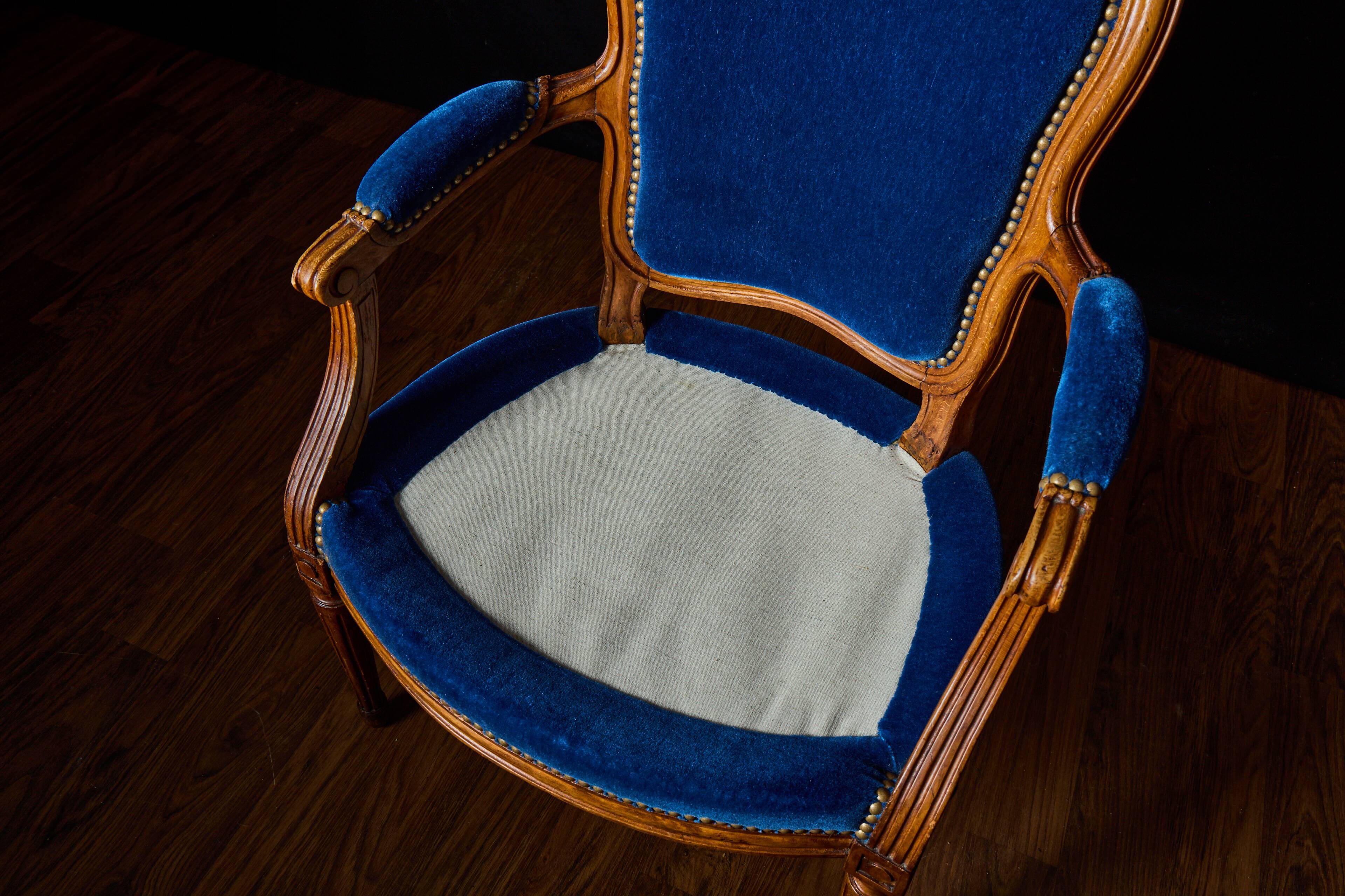 Paire de fauteuils de style Louis XVI rénovés en velours bleu