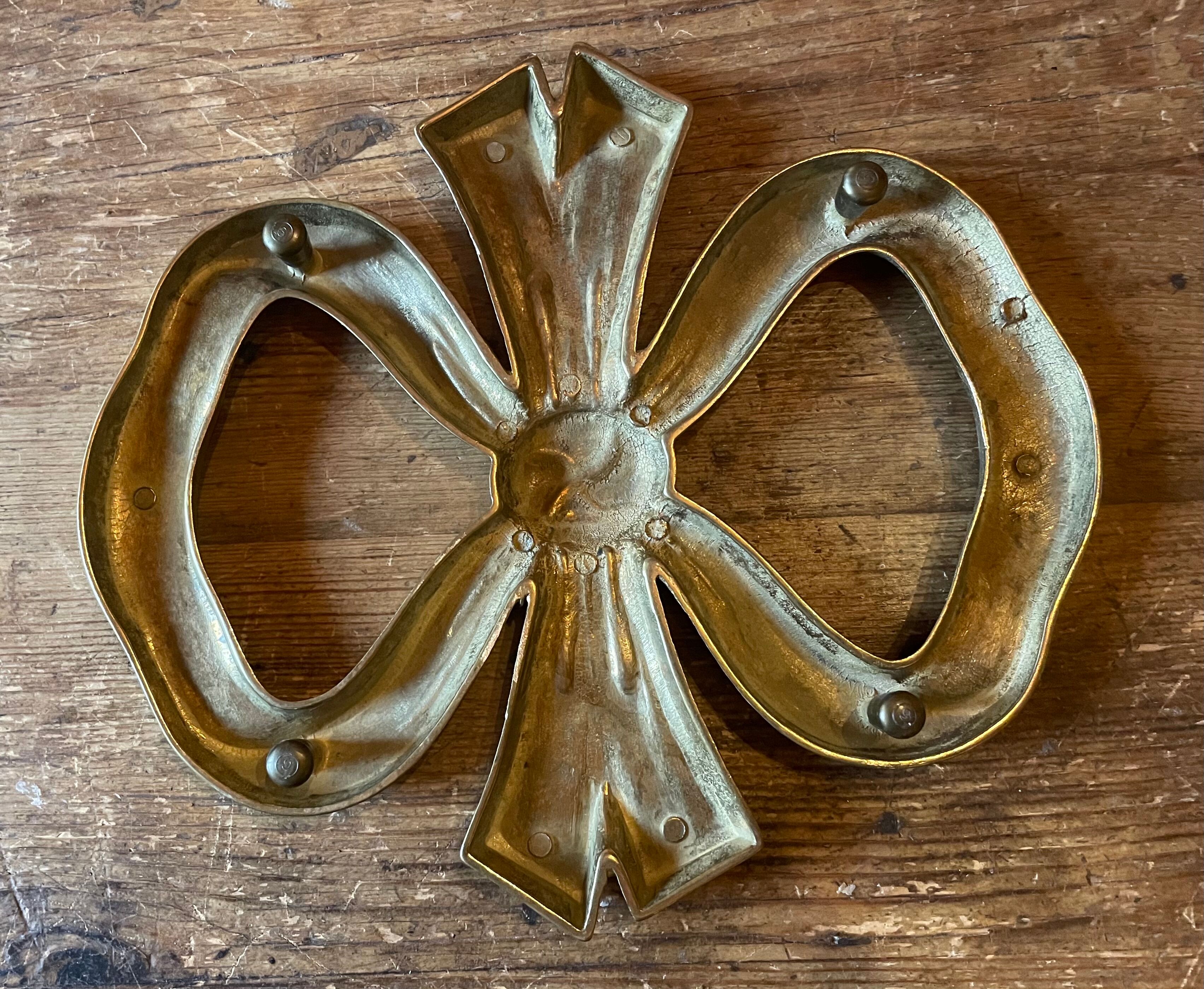 Brass knot table mat