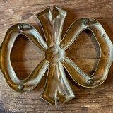 Brass knot table mat