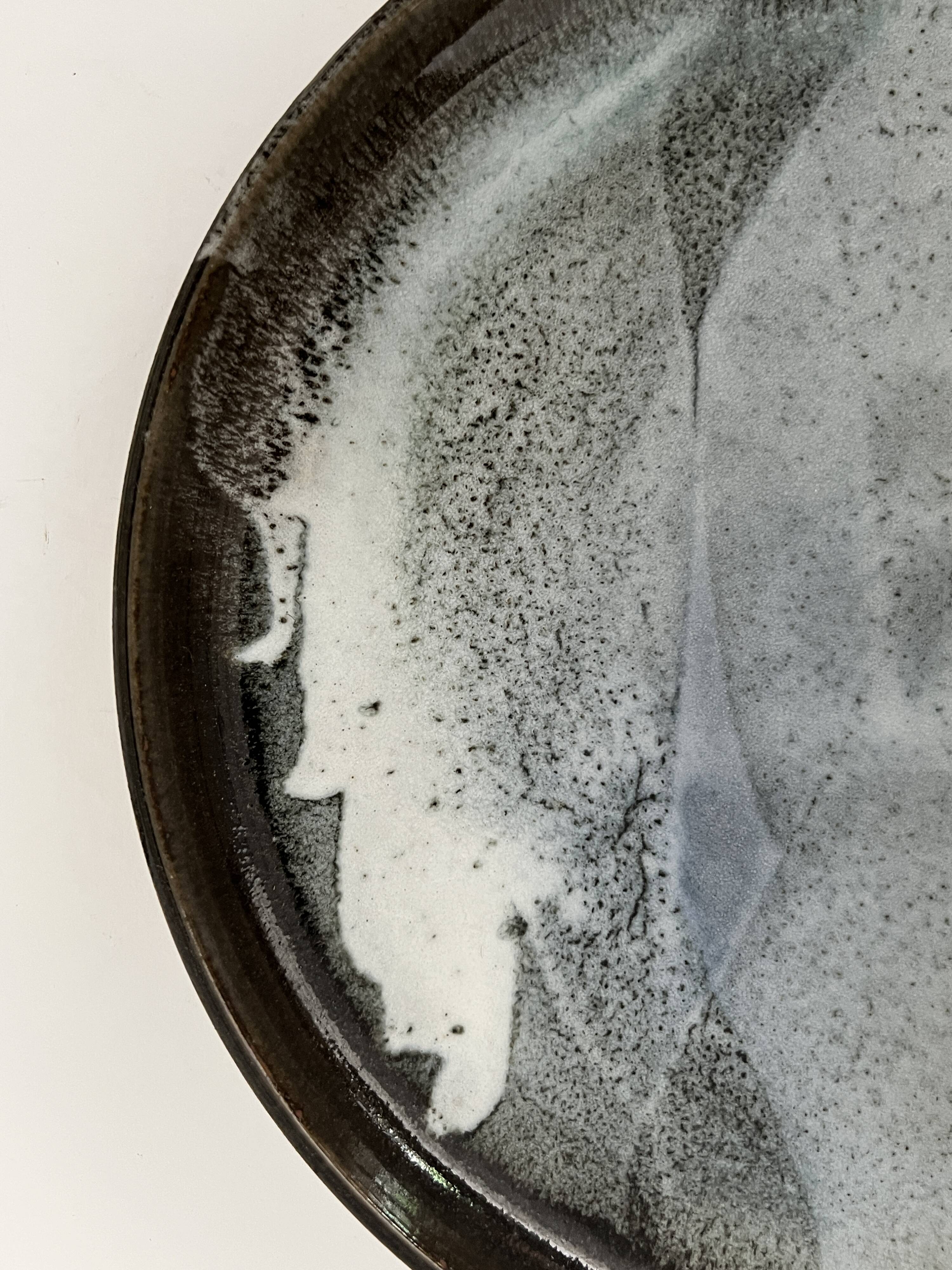 Grand plat en céramique émaillée fait main et signé PM, France 1970