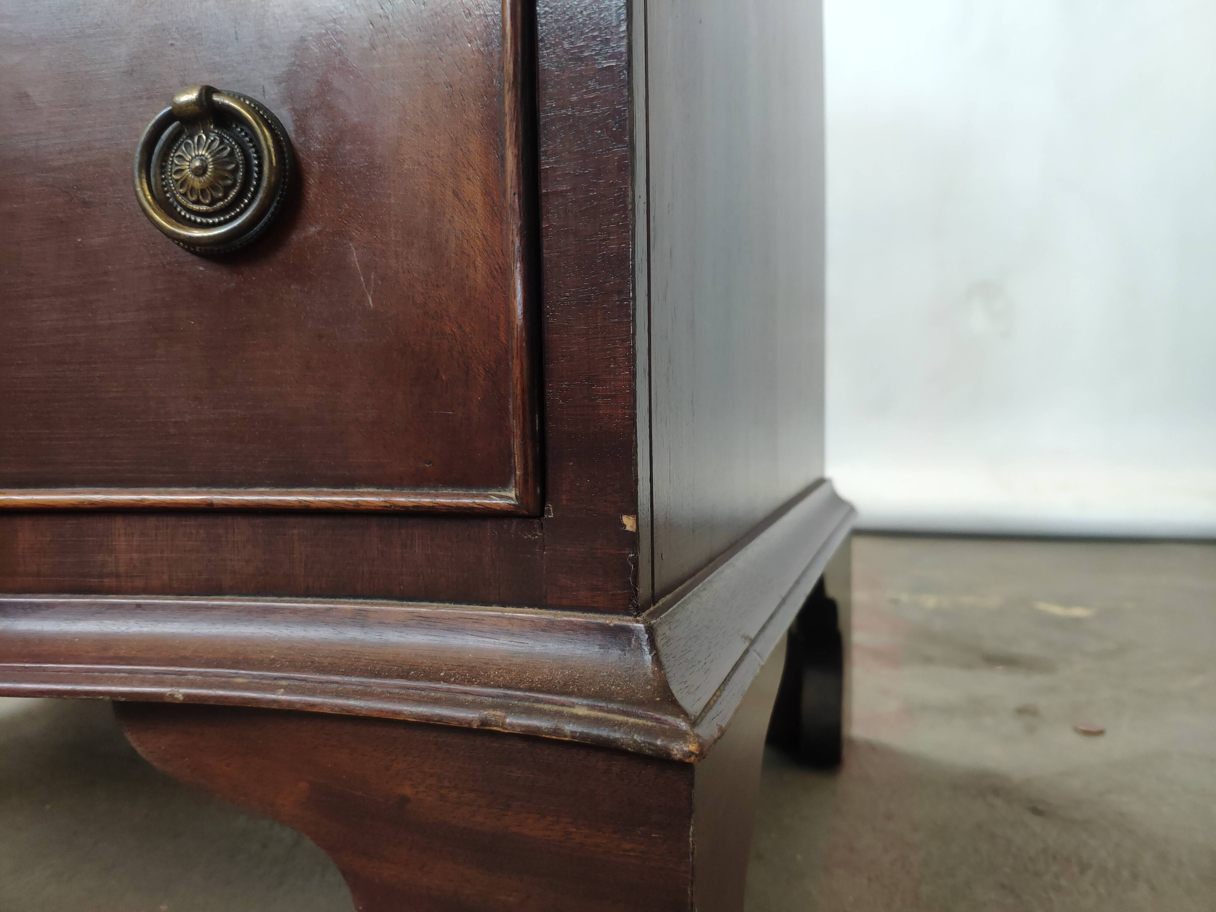 Commode galbée acajou 5 tiroirs poignée anneaux