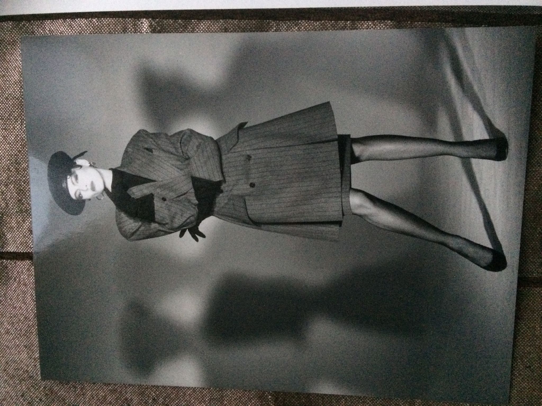 Croquis de mode Christian Dior accompagnée d'une photographie