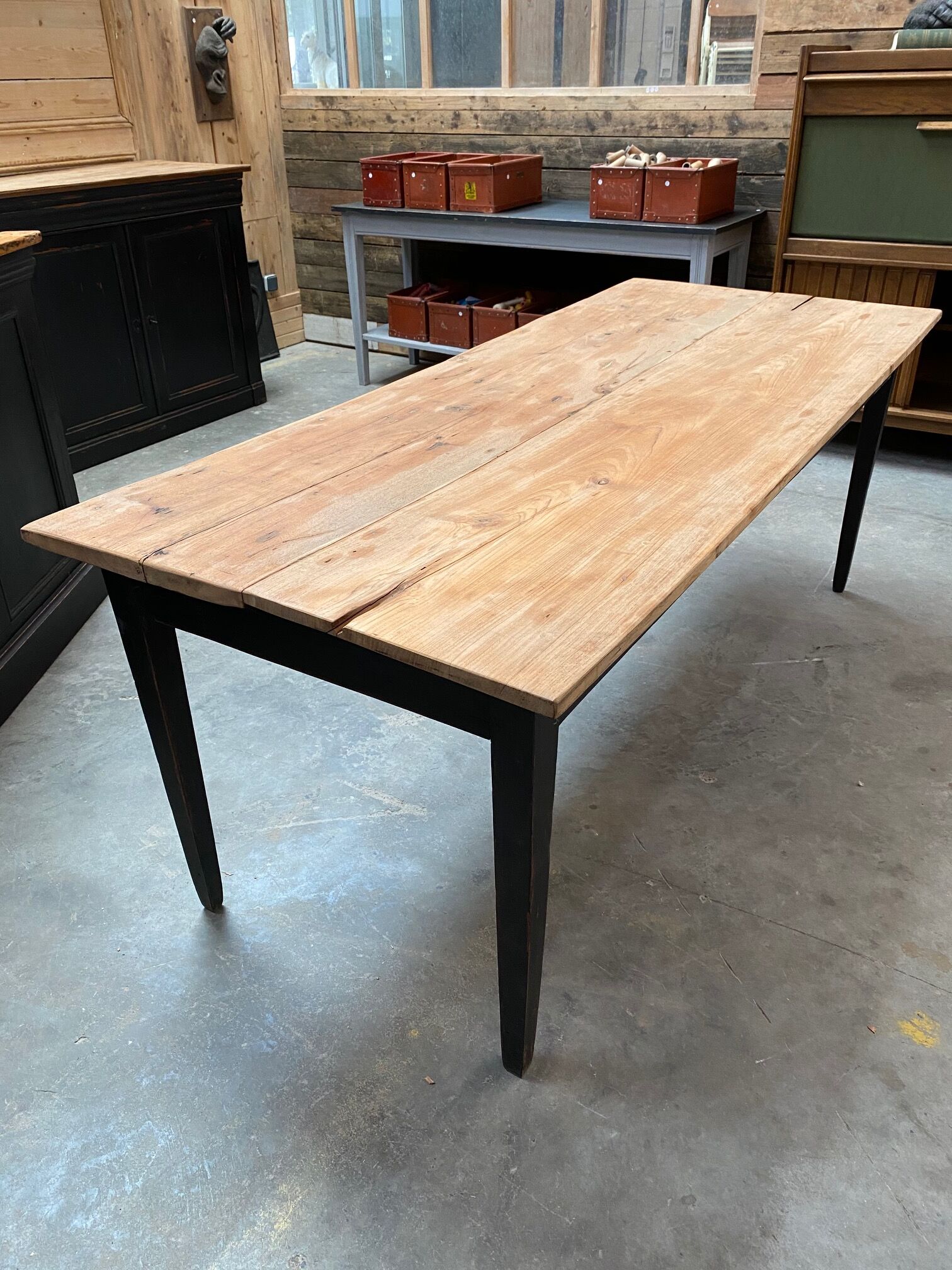 Farm table spindle feet