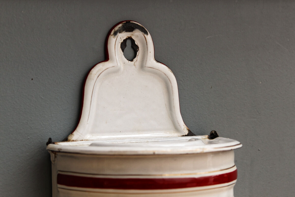 Enamelled sheet metal salt box