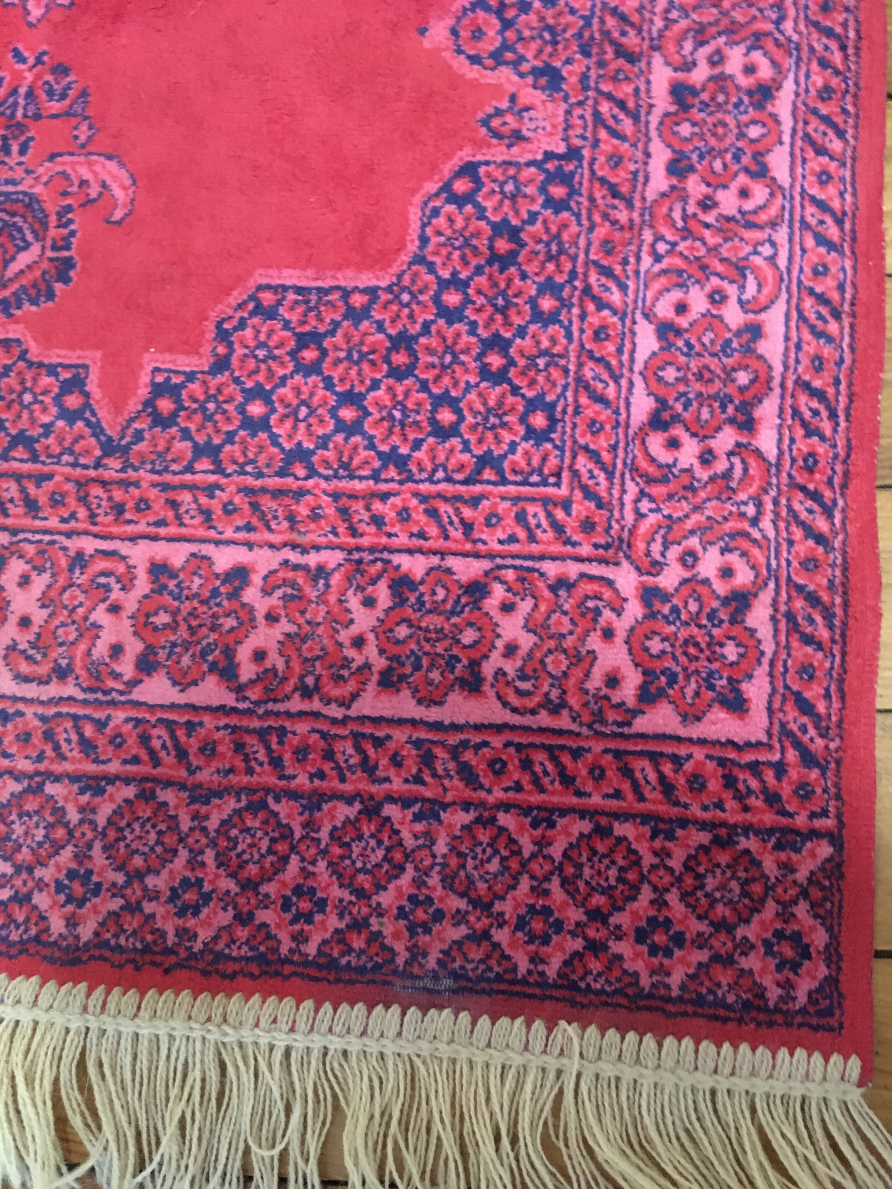 Oriental-inspired velvet rug 108 cm X 67, 5 cm.