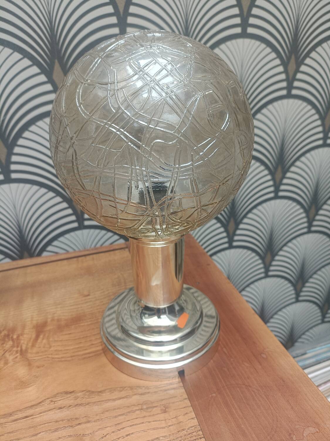 Applique avec globe en verre moulé ambré