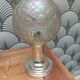 Applique avec globe en verre moulé ambré