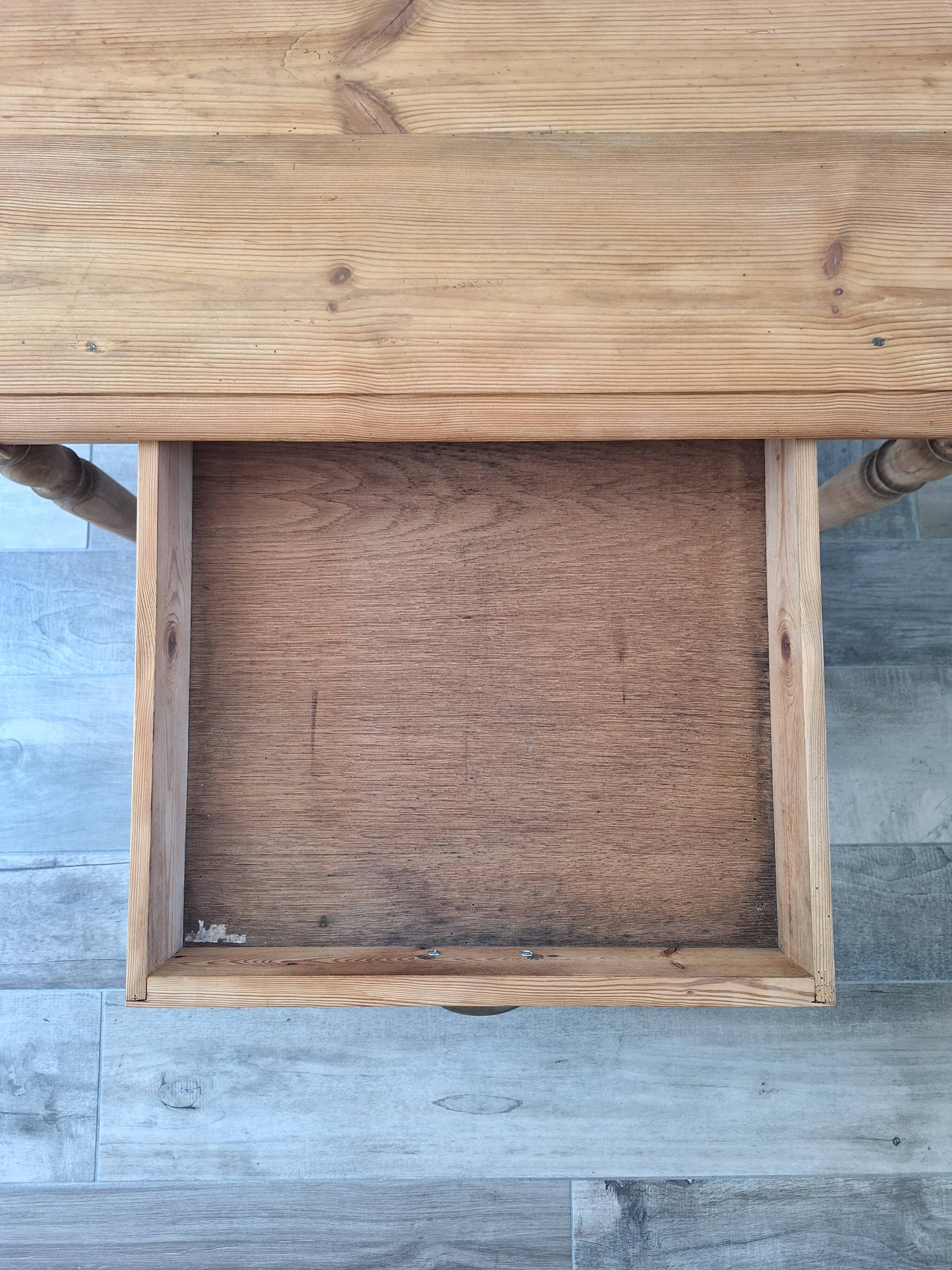 Farmhouse coffee table in solid wood, country style.