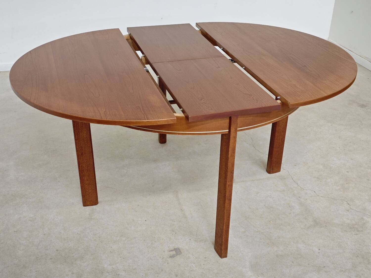 Extendable table with integrated Scandinavian style Self