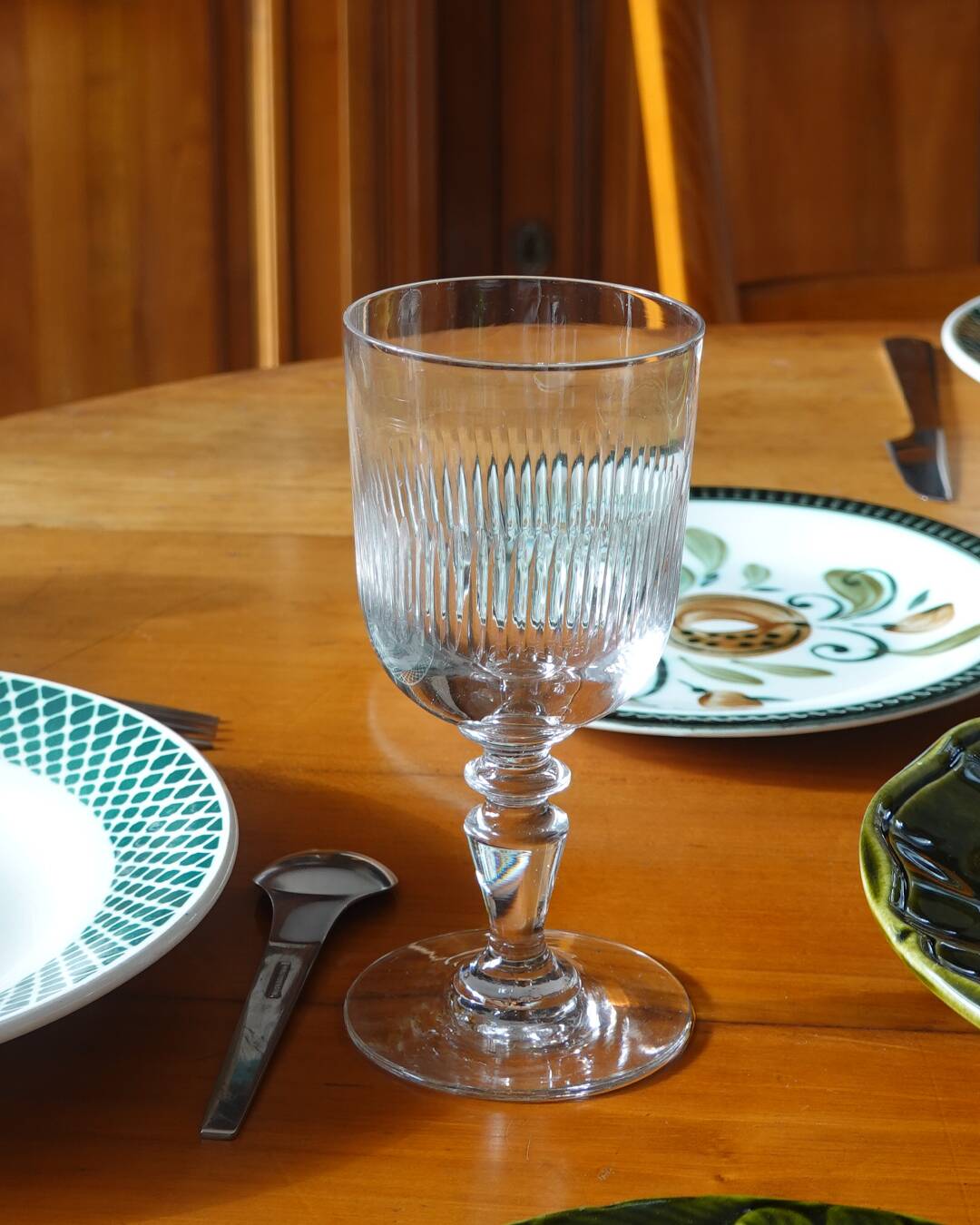 Set of 4 stemmed glasses with chiseled decoration