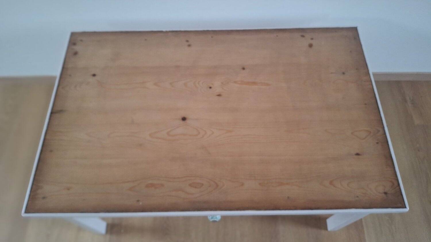 Chic country coffee table, pine wood, drawer with floral porcelain knob.