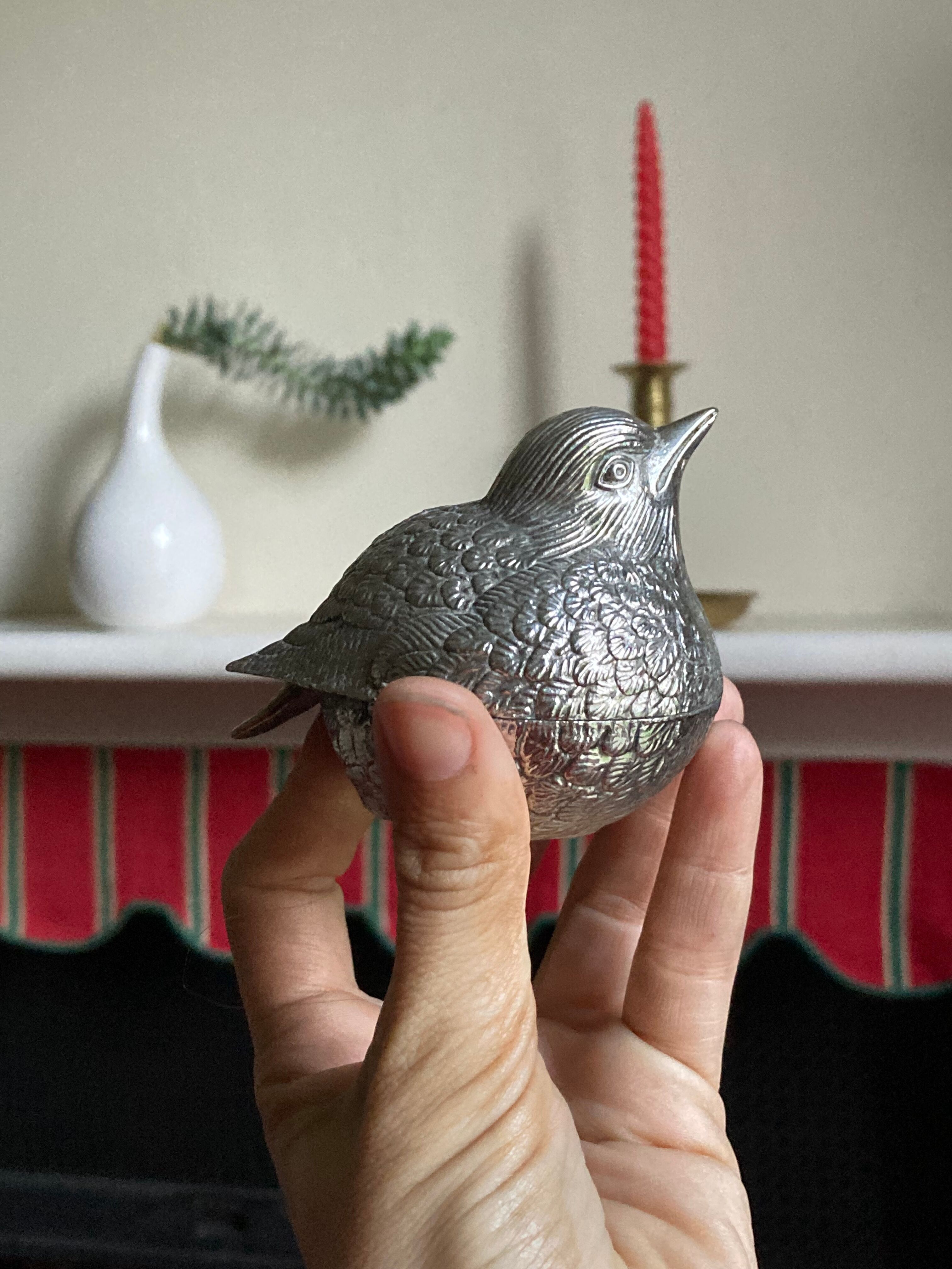 Duo of salt shaker and pepper in the shape of a bird in silver metal and its basket