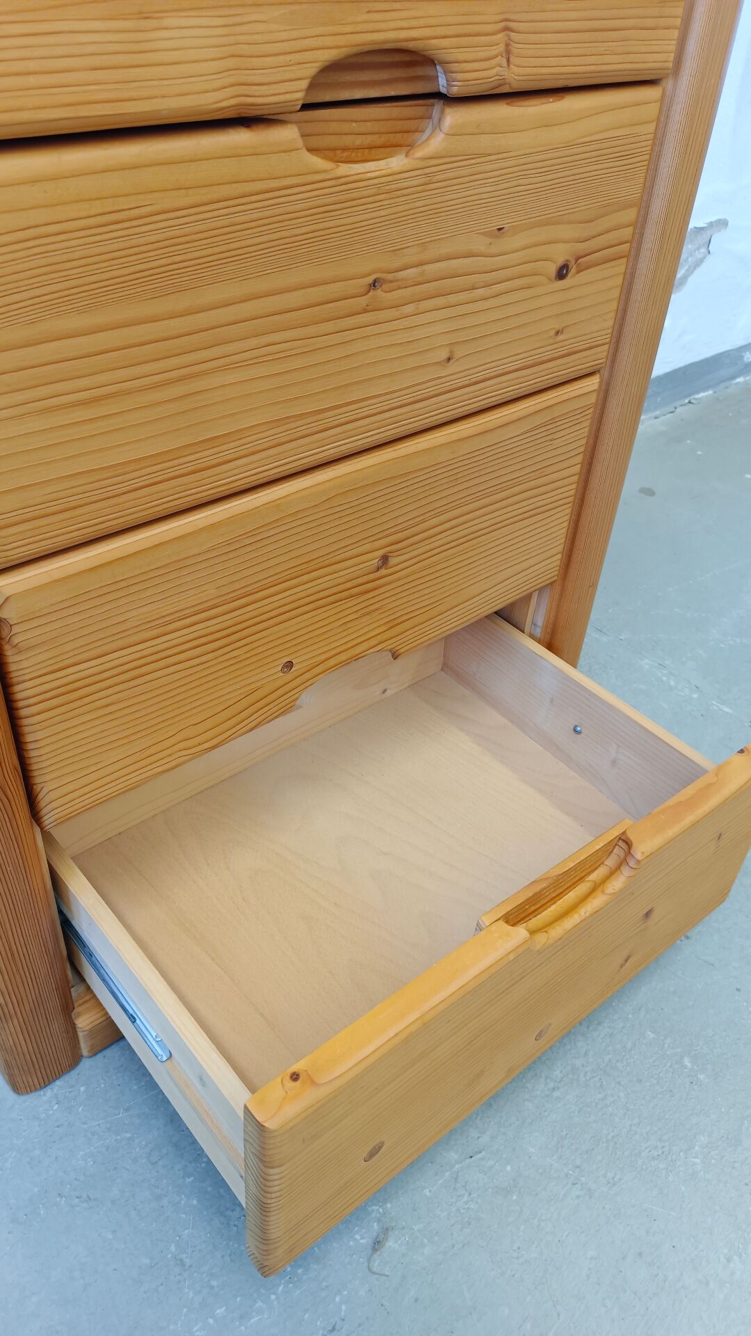Pine chest of drawers