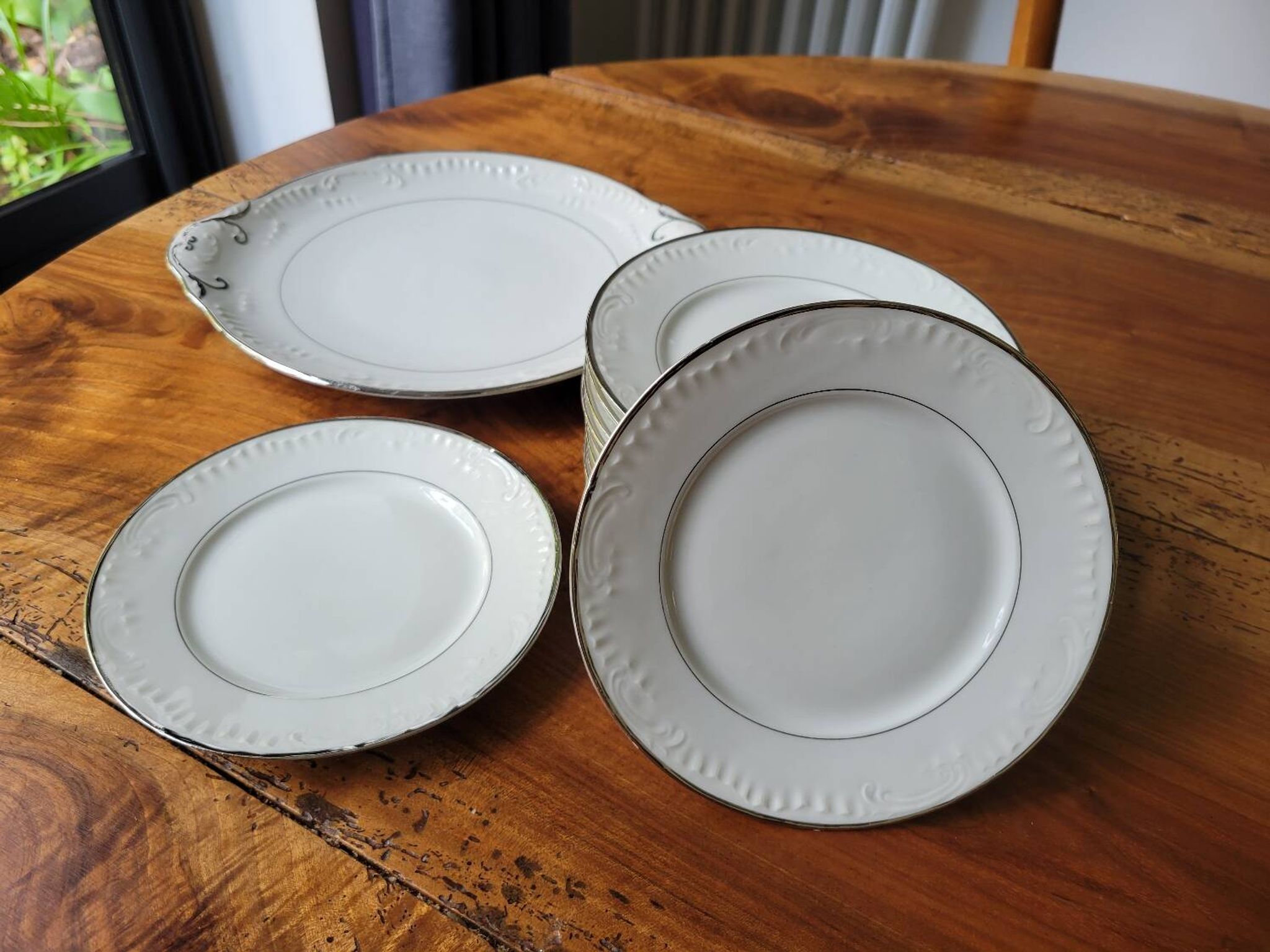 Silver-edged dessert service and its dish