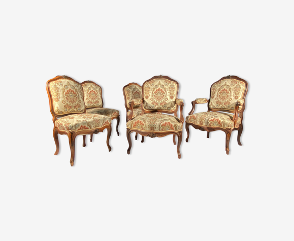 Salon de style Louis XV comprenant une paire de fauteuils et trois chaises