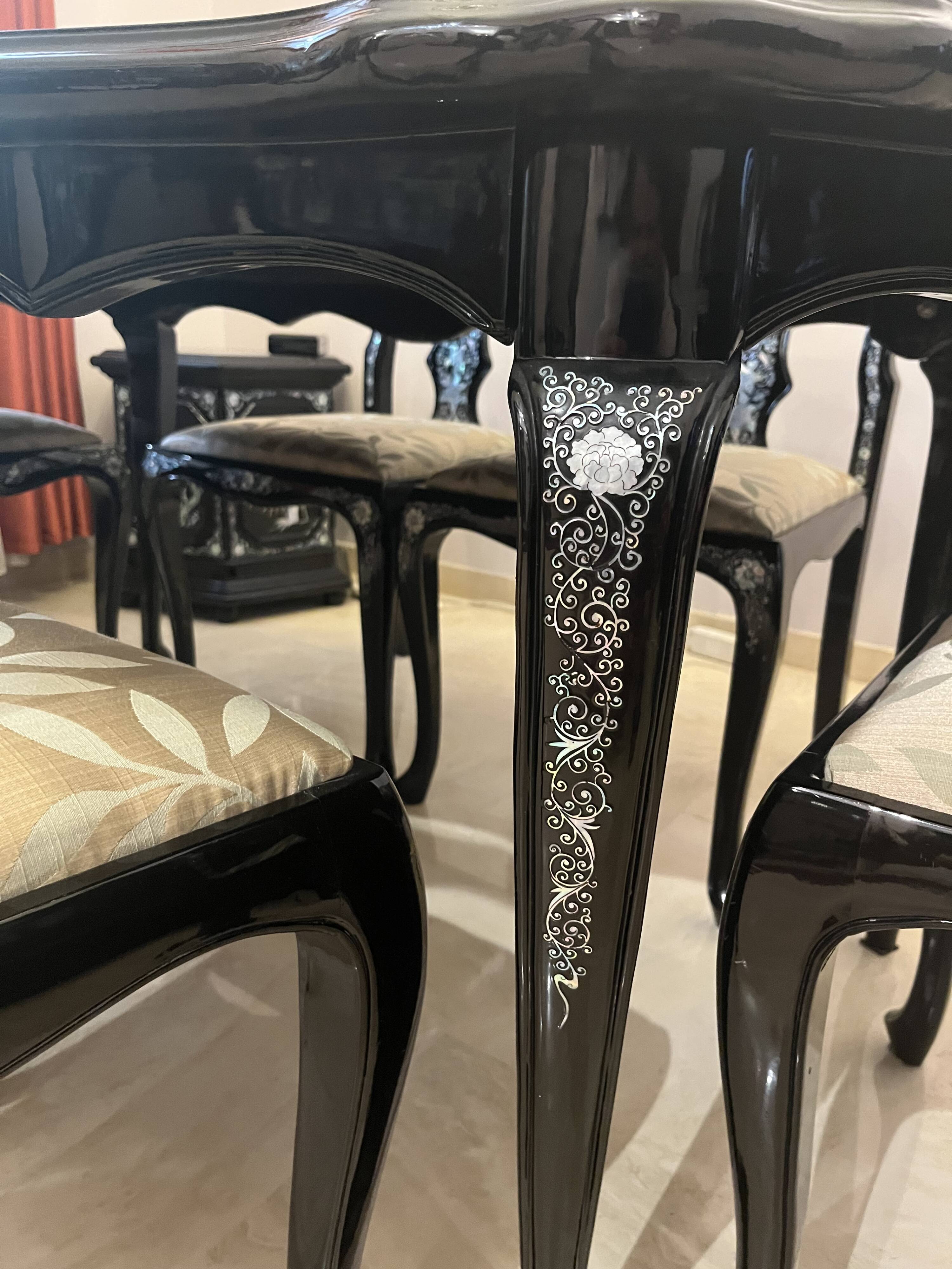 Tables coréenne laquée avec incrustations nacrées et 8 chaises