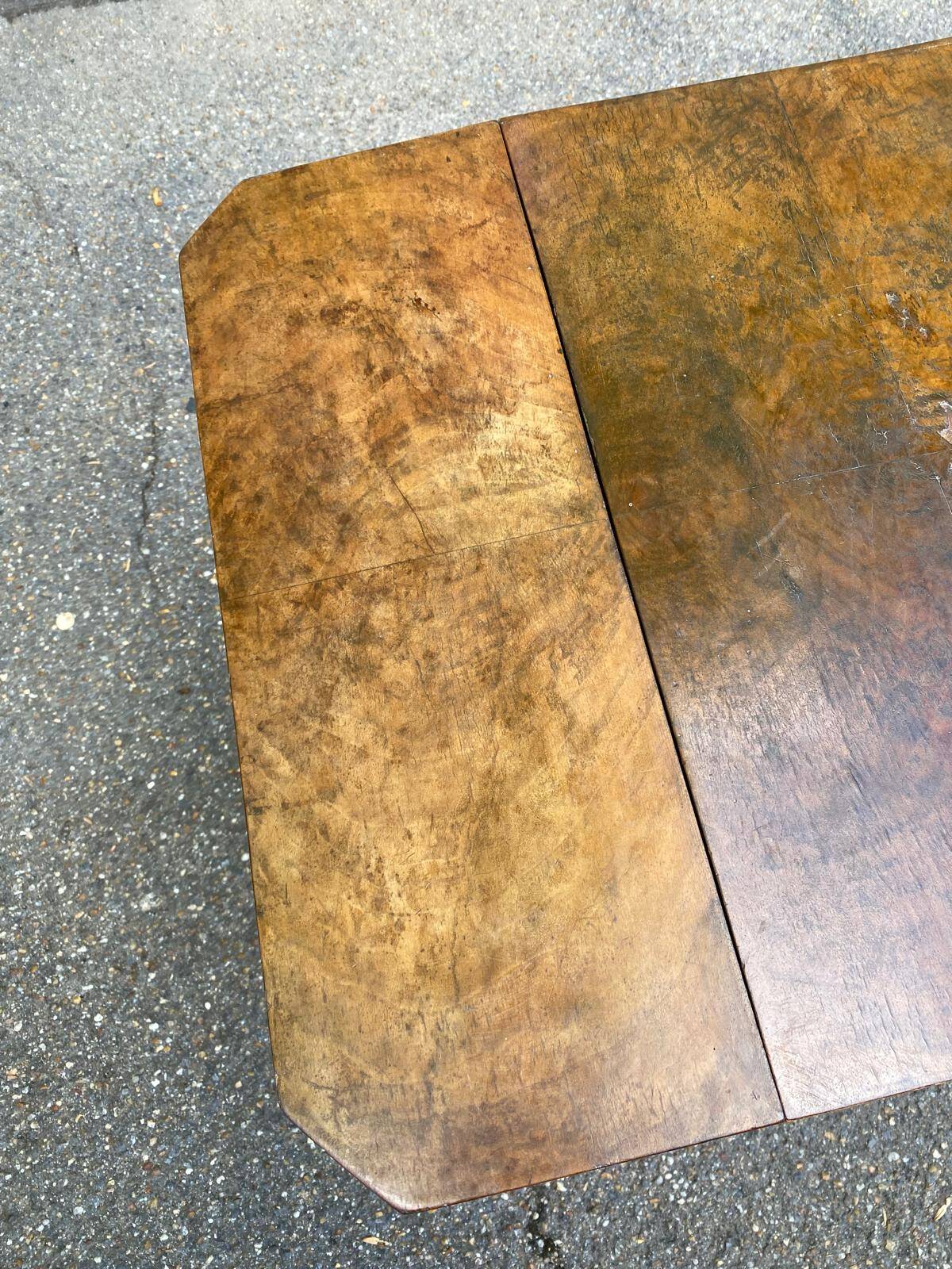 Victorian Pembroke table from the 19th century in walnut burr with drop-leaves.