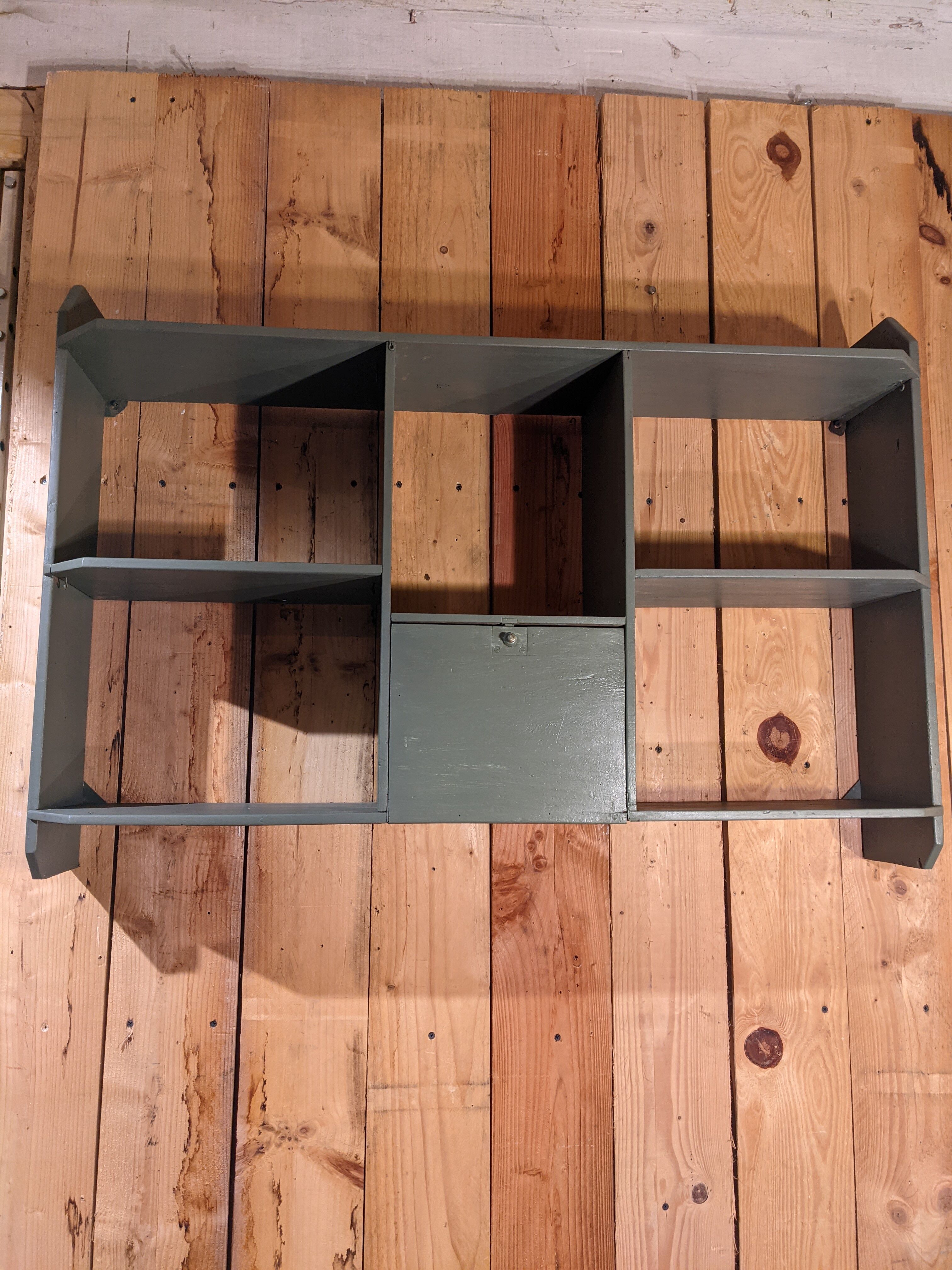 Wall shelf with lockers