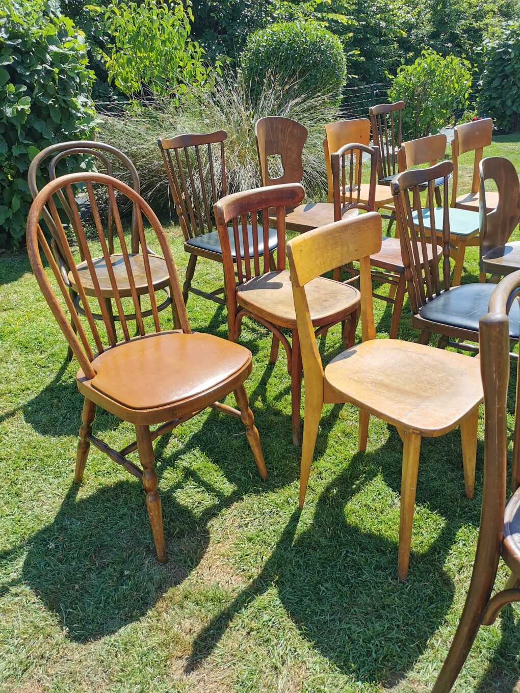 Lot de 20 chaises bistrot dépareillées