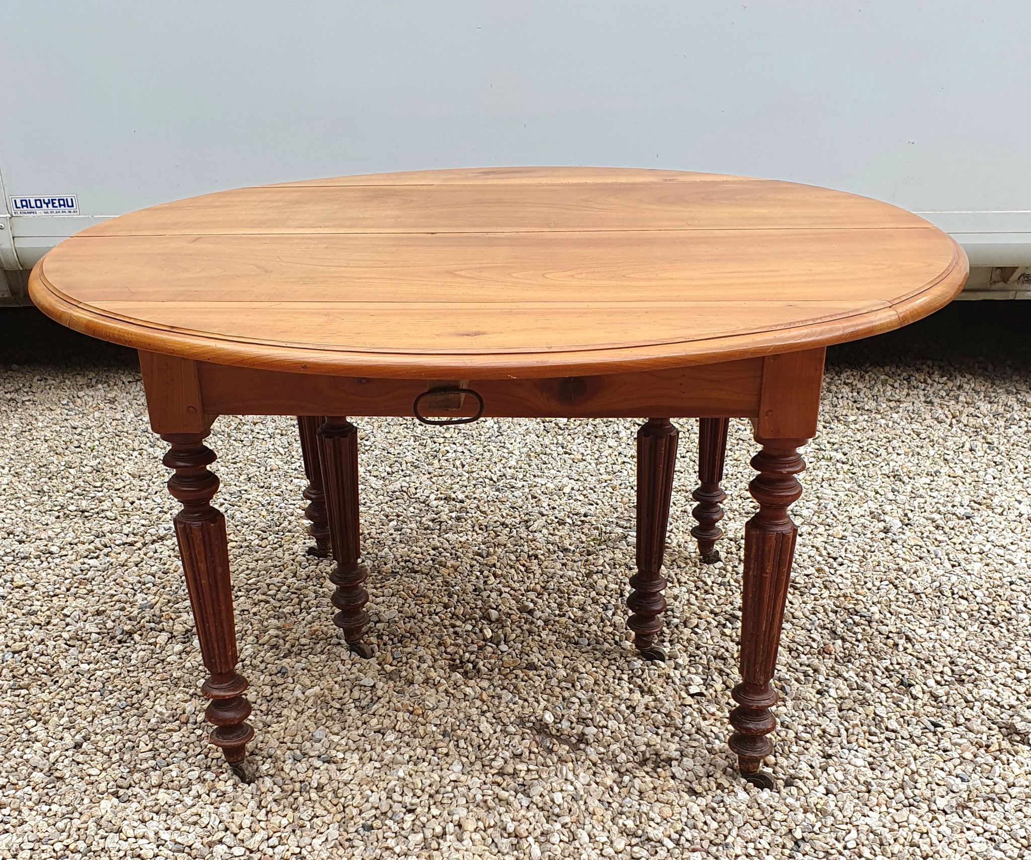 Table ovale 6 pieds avec allonges patine caramel