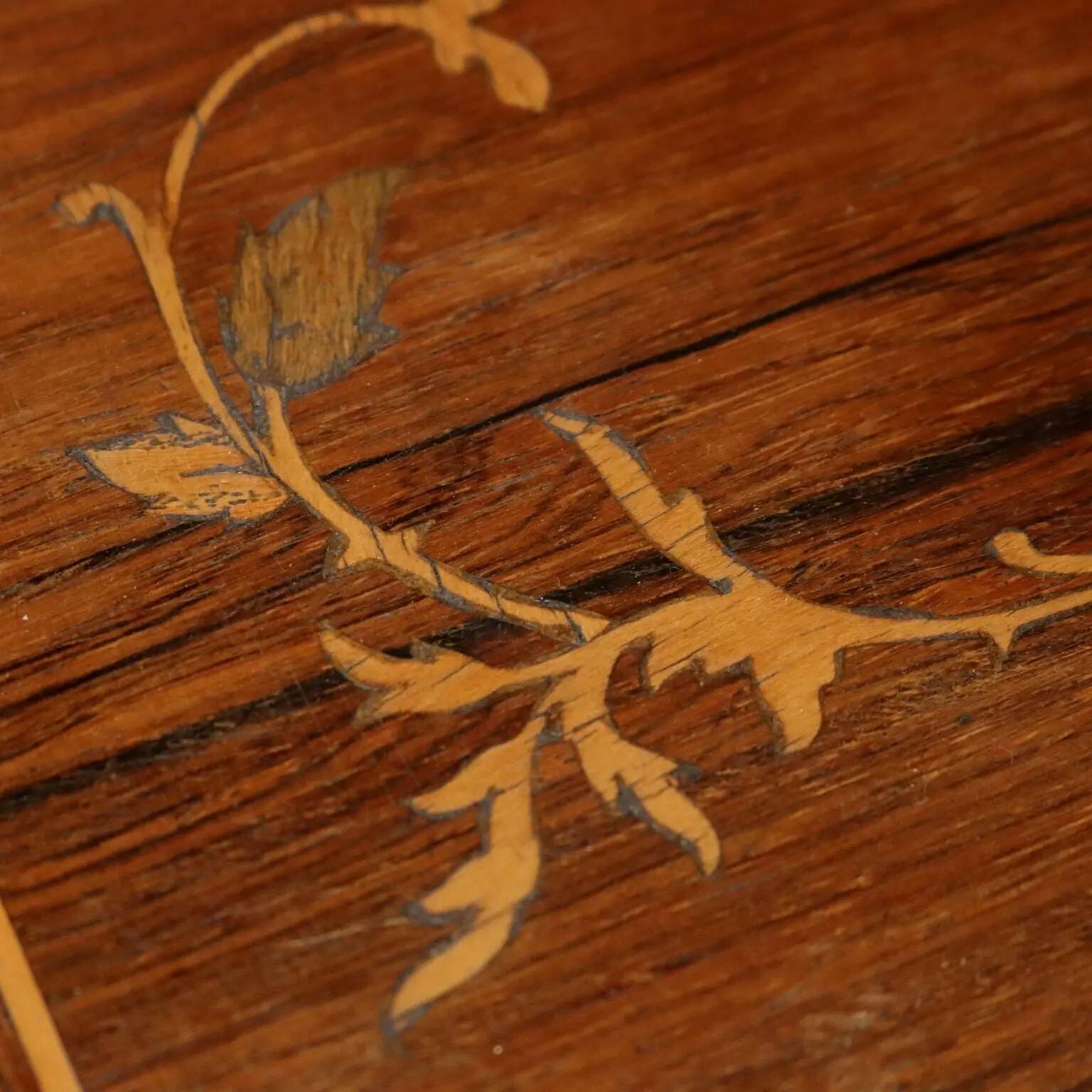 Table ancienne en essences de bois variées, Angleterre, XXe siècle