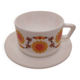 Une tasse Arcopal vintage avec sa sous tasse