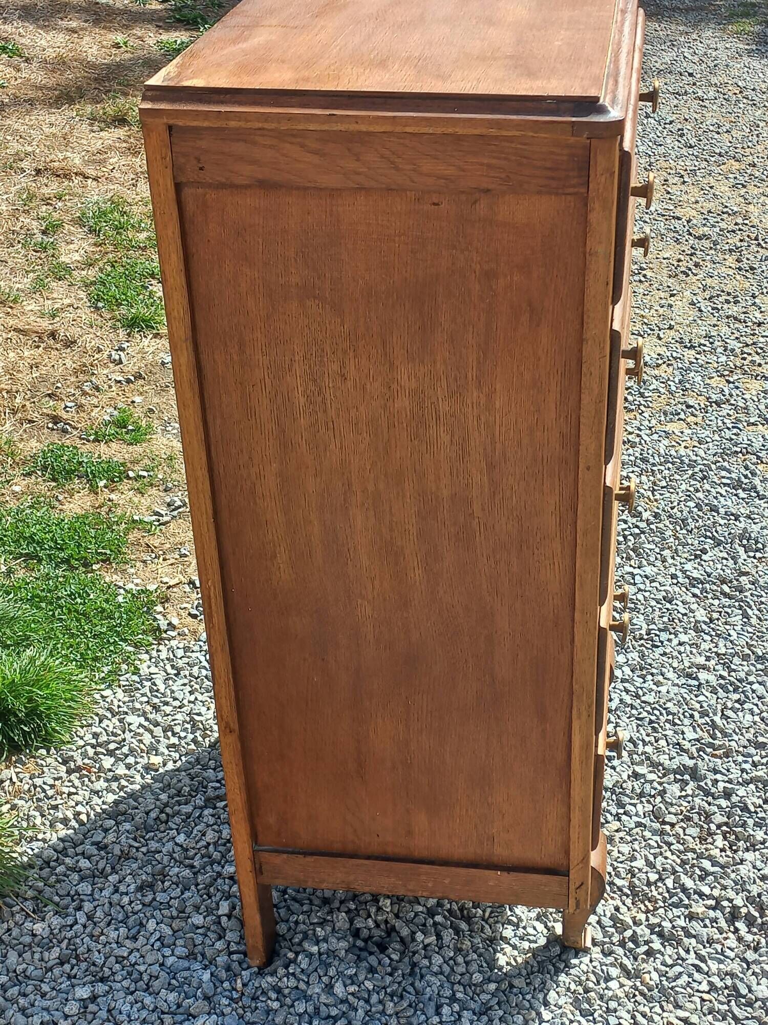 Vintage oak chest of drawers with 5 drawers from the 1950s.