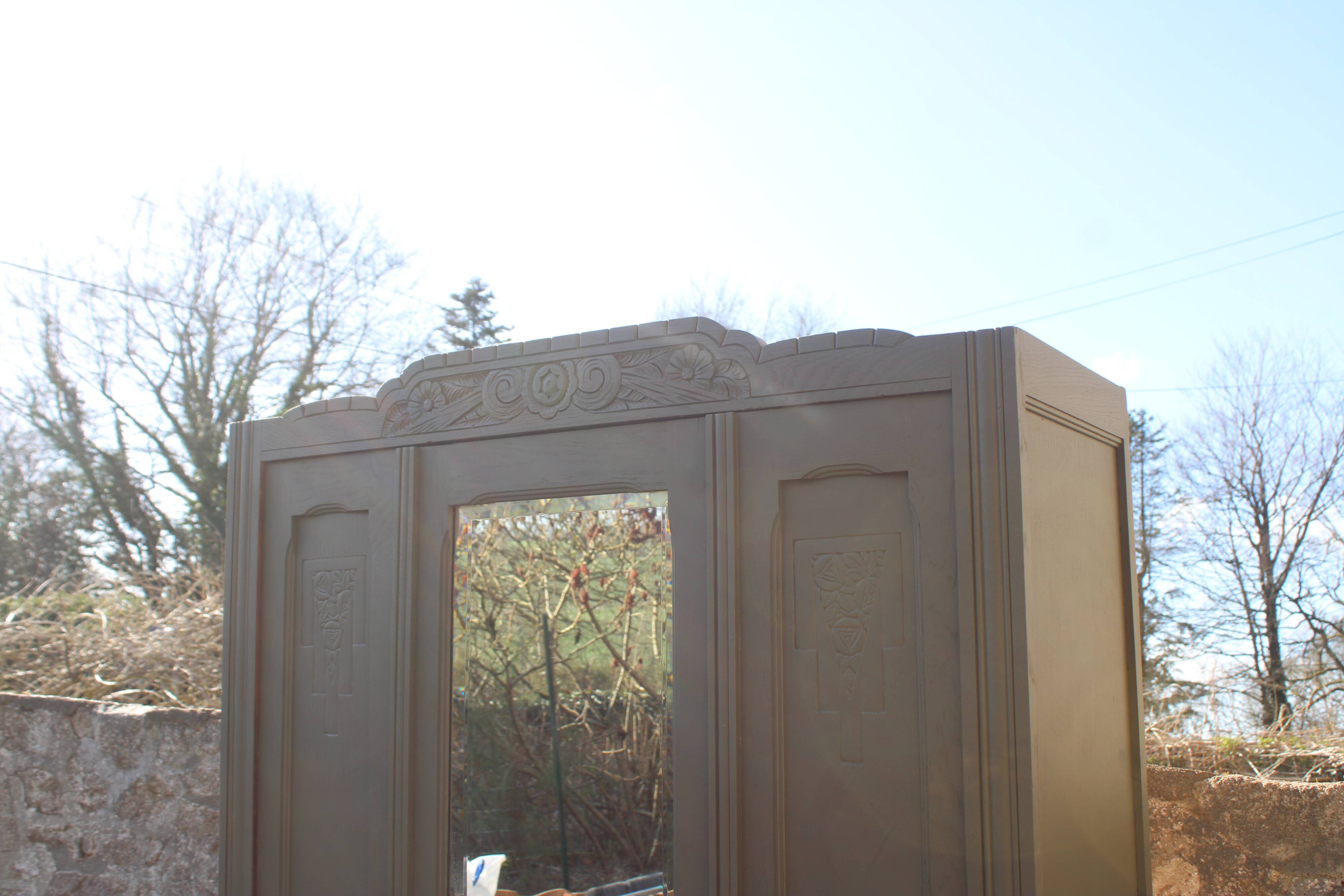 Art Deco wardrobe with three doors – Kaki Barda (Liberon)