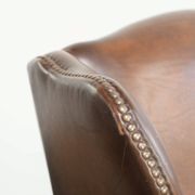 Ensemble de 2 fauteuils à oreilles en cuir de vache de style anglais.
