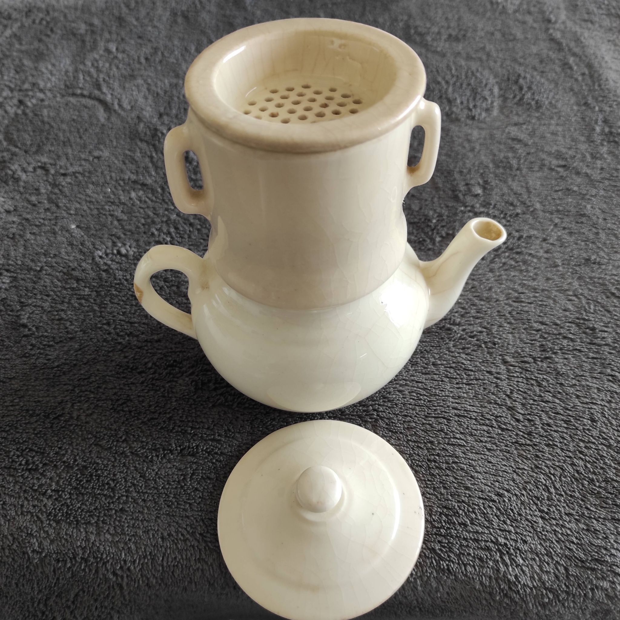 White teapot with filters old and complete p. Precious in Grigny