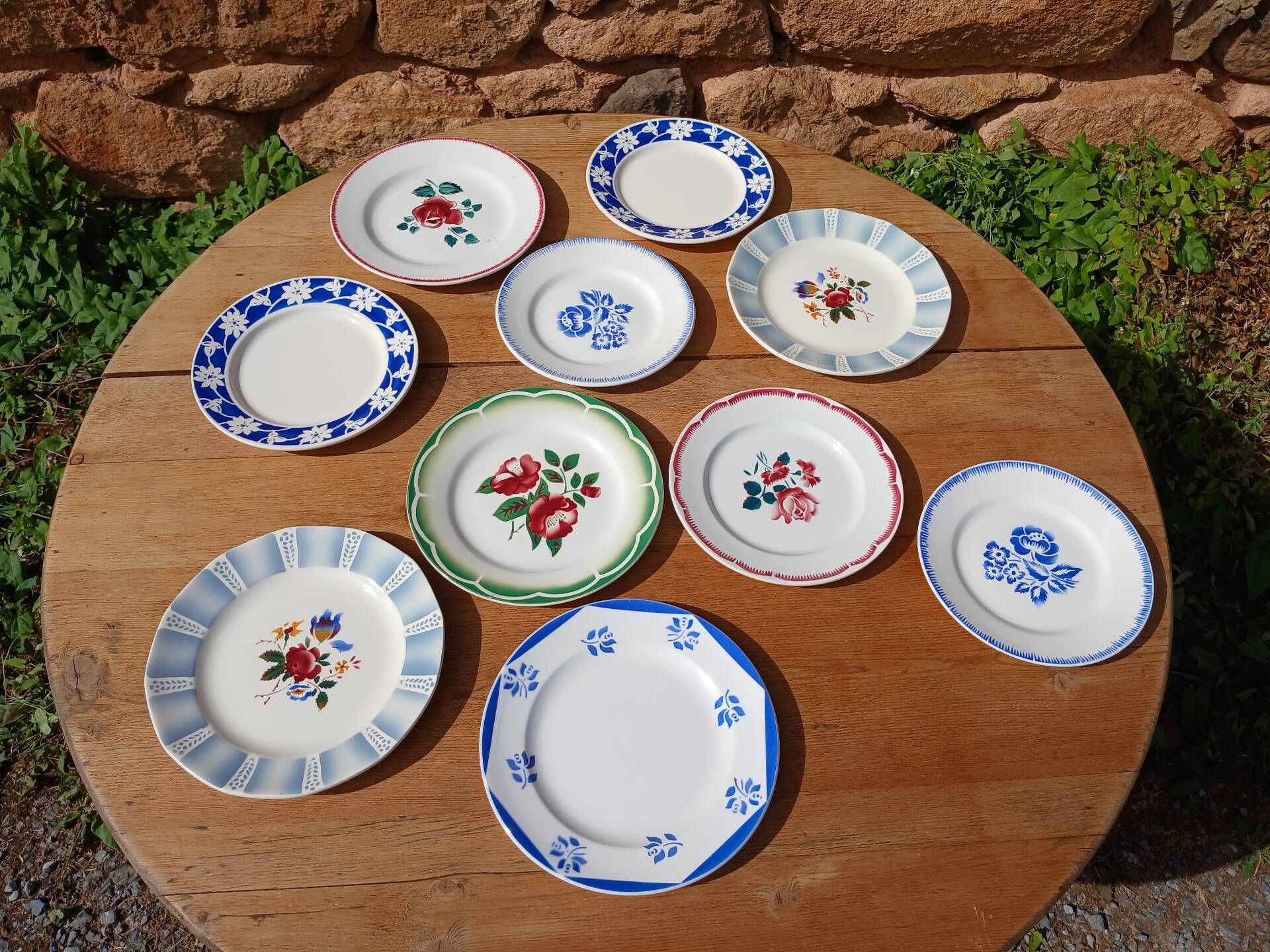 10 assiettes à dessert anciennes dépareillées 