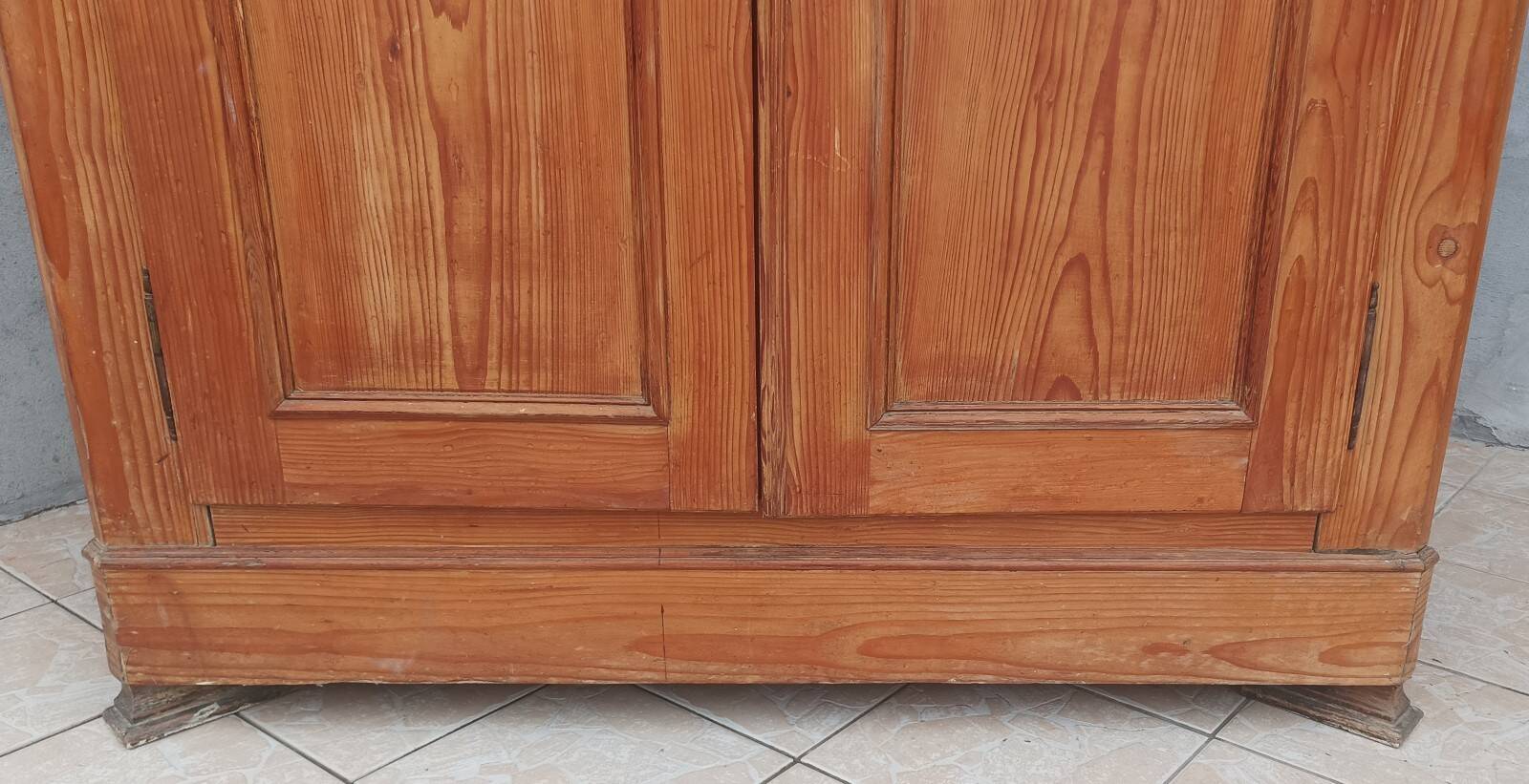 Mountain wardrobe chalet in pine from the 19th century