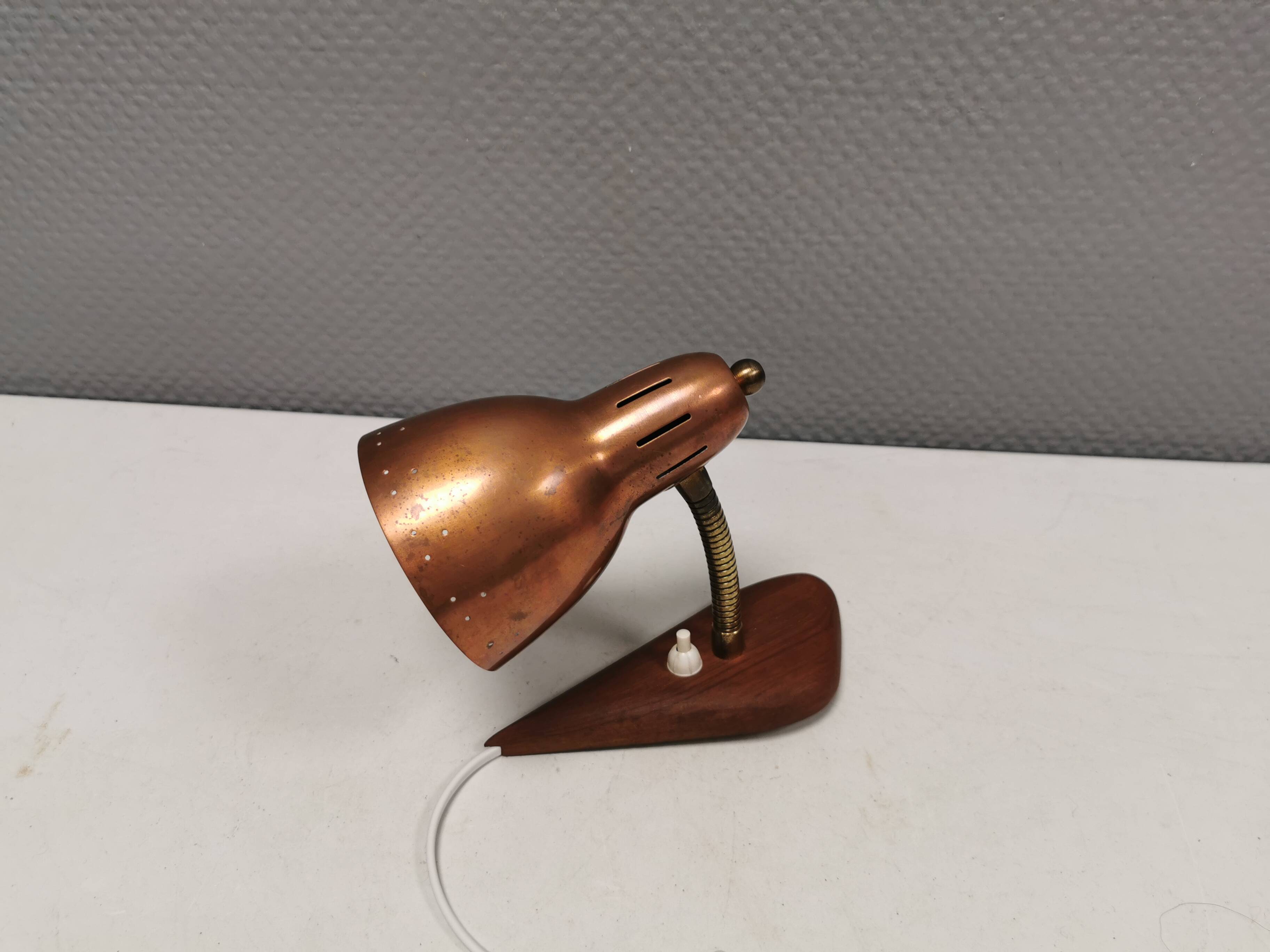 Petite applique danoise en cuivre et teck avec cintrage couleur laiton. Estimation des années 1950-60.