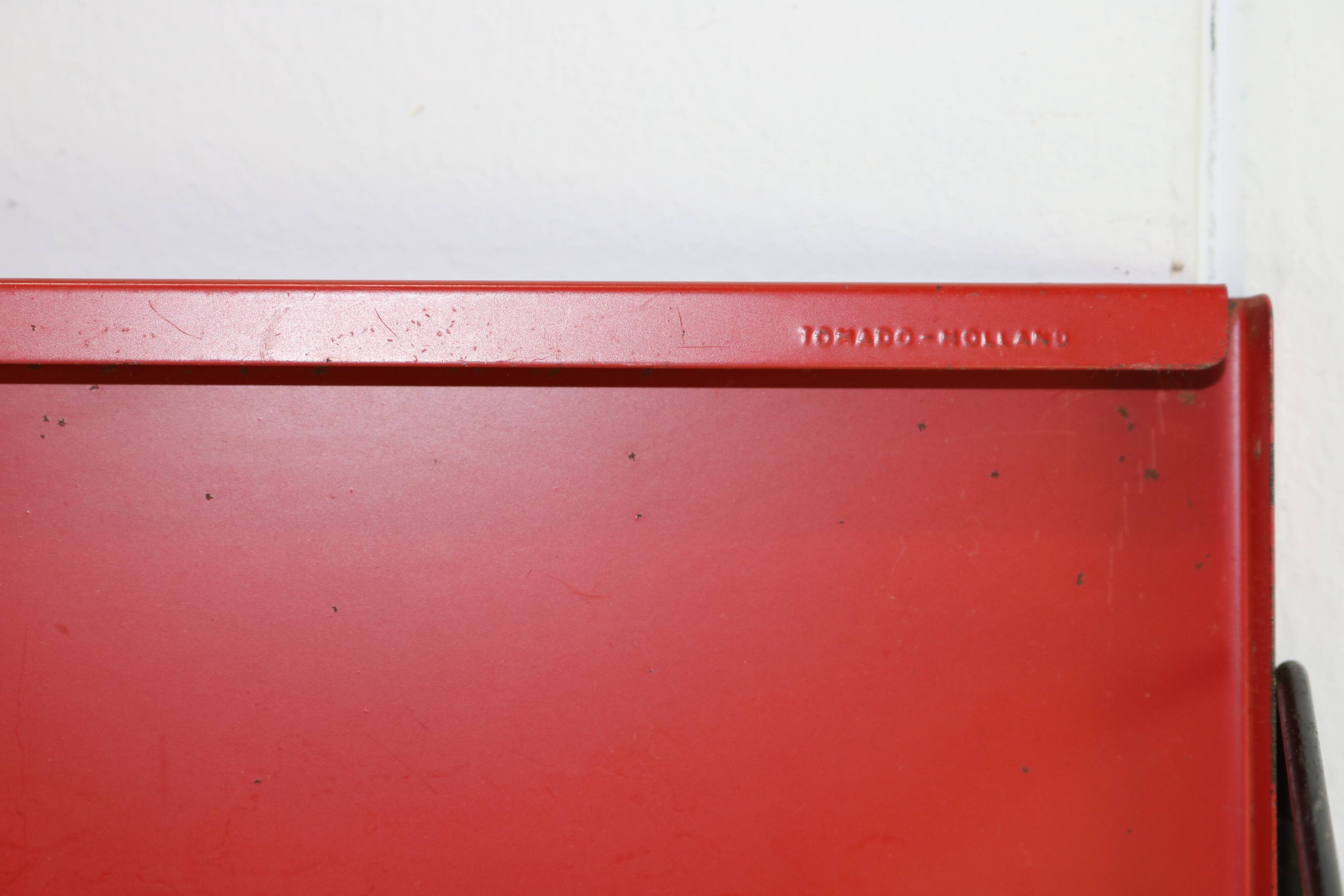 Minimalistic fifties metal metal wall system for Tomado Holland