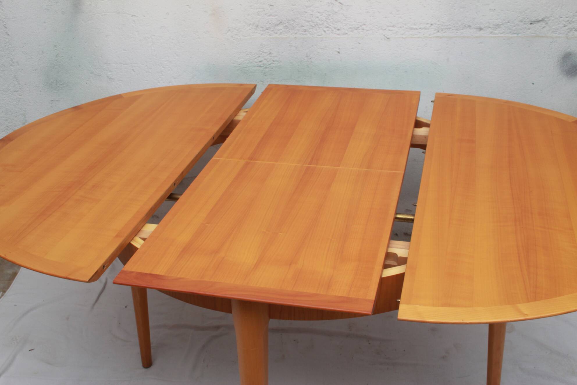 1960s round diningtable in cherrywood from LÜBKE