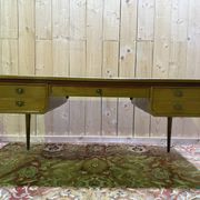 Bureau plat de style Louis XVI en merisier et cuir