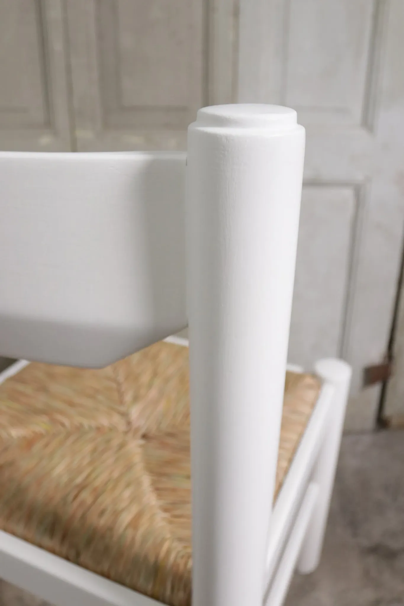 Set of 4 white rush dining chairs – Magistretti / Perriand style, 1970s