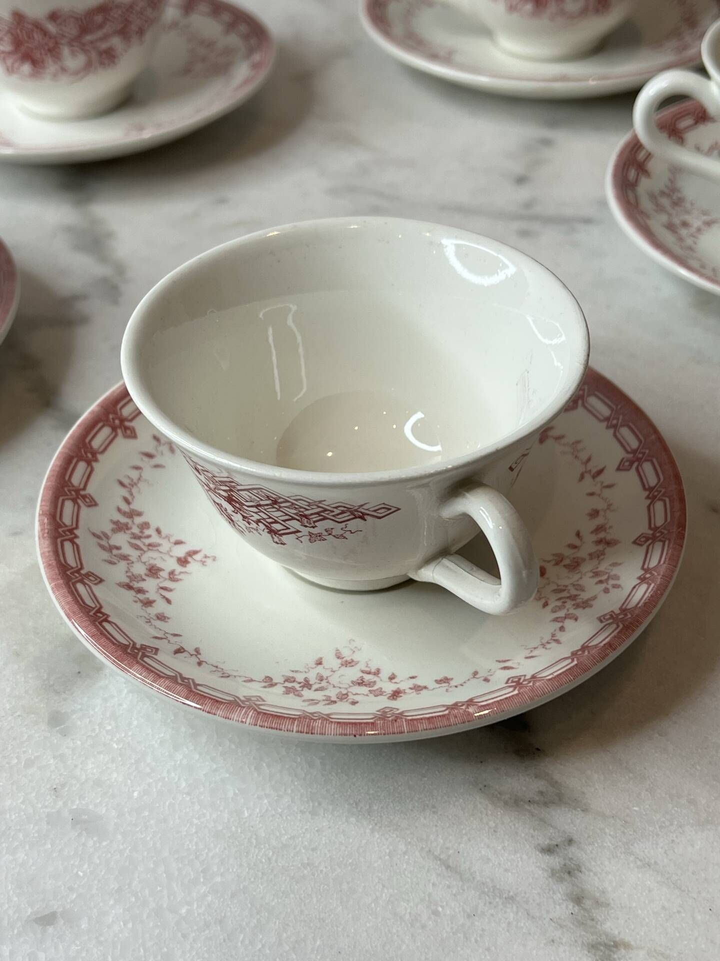 Set of 5 cups and saucers Sarreguemines with red rose decoration.