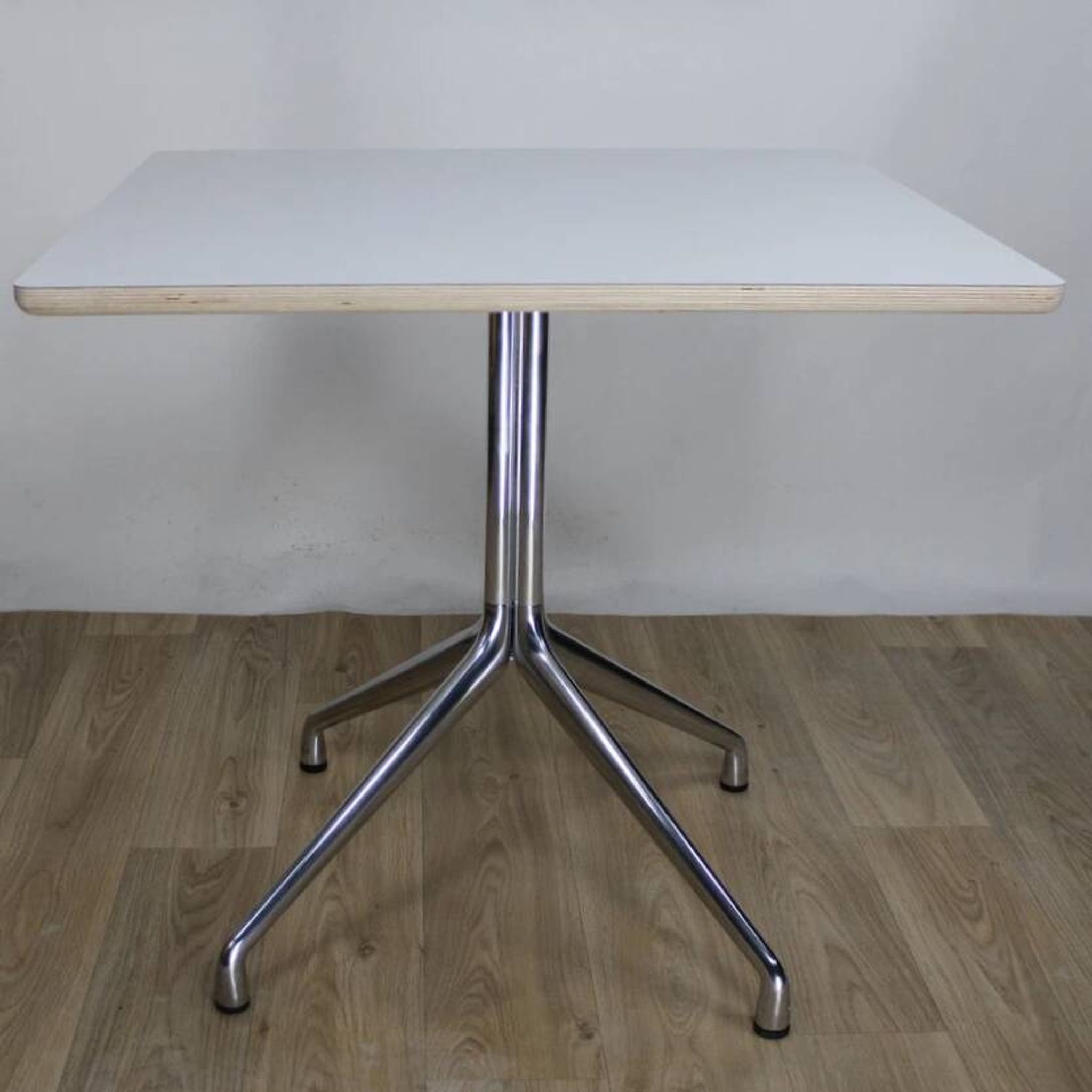 Table HAY About a Table AA15 blanc carré par Hee Welling