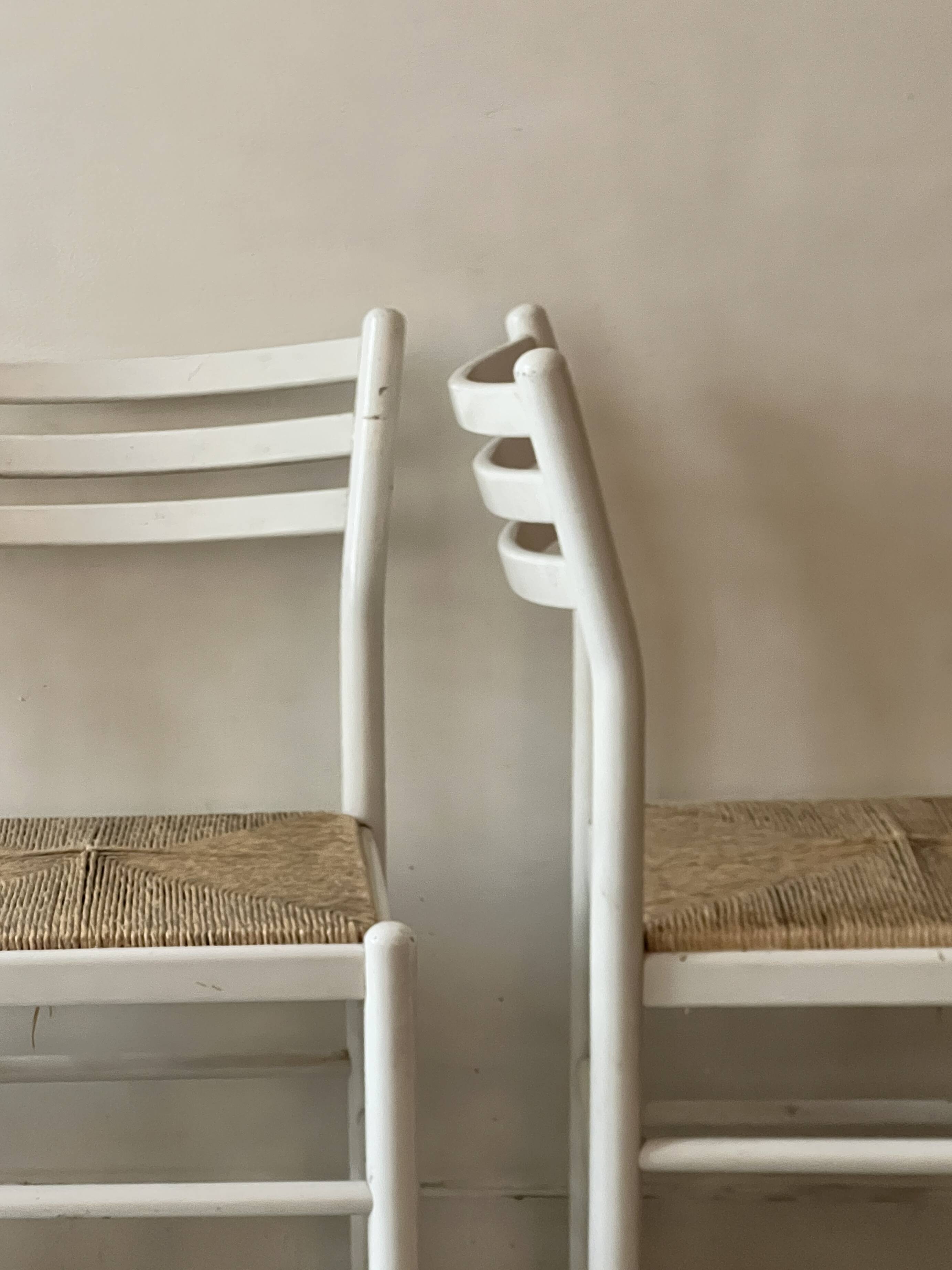 Paire de chaises vintage en bois blanc et paille