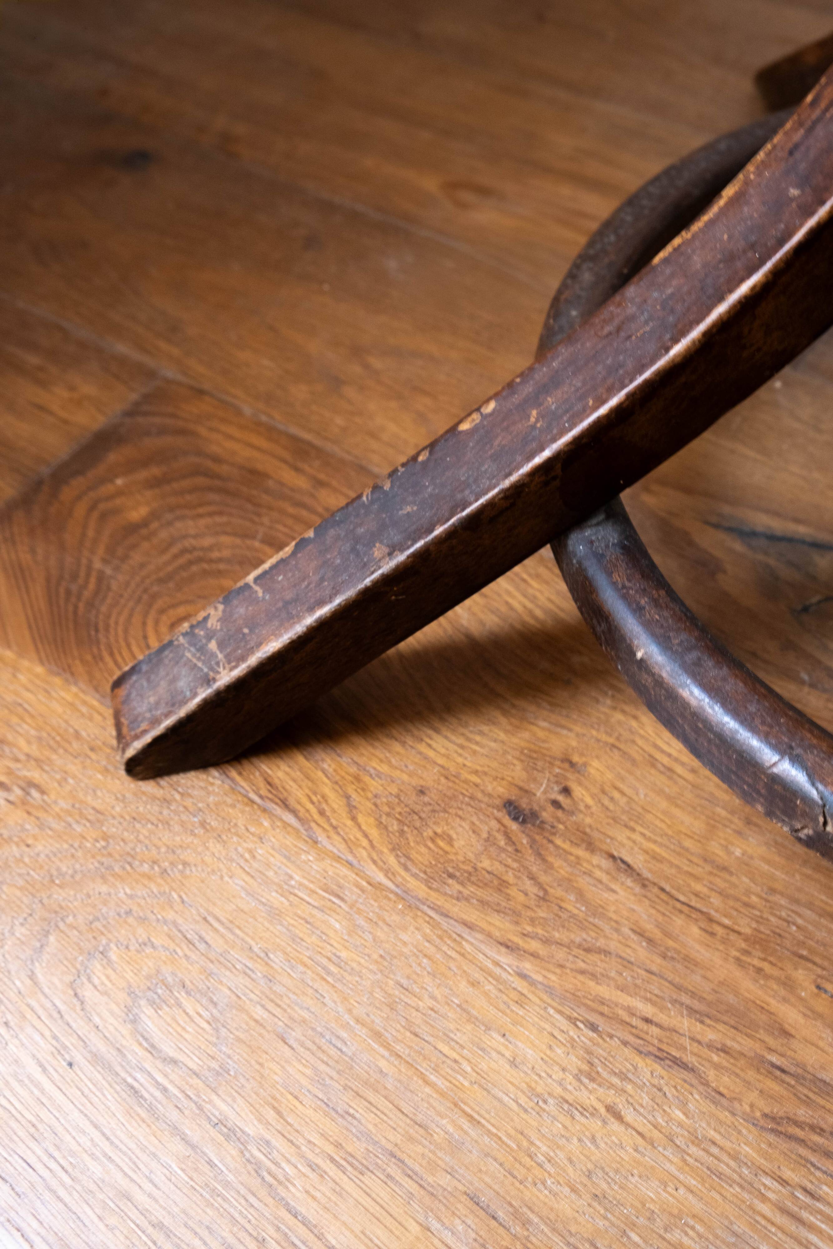 Baumann swivel parrot coat rack, dark wood.