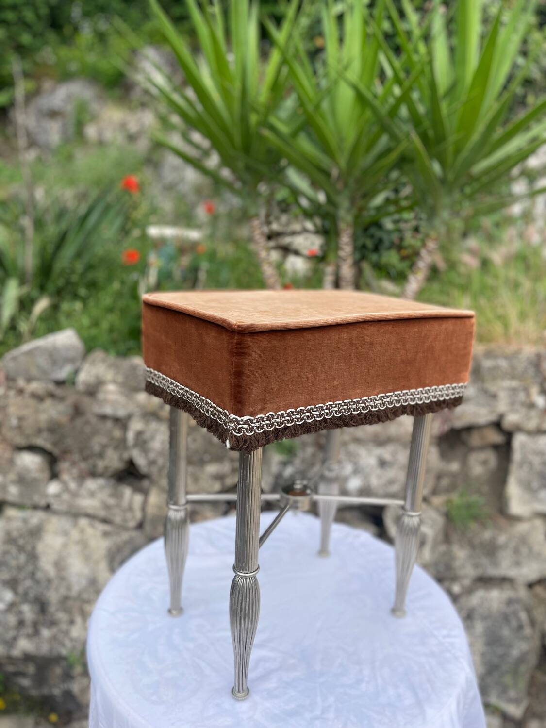 Charmant tabouret en velours marron et métal chromé