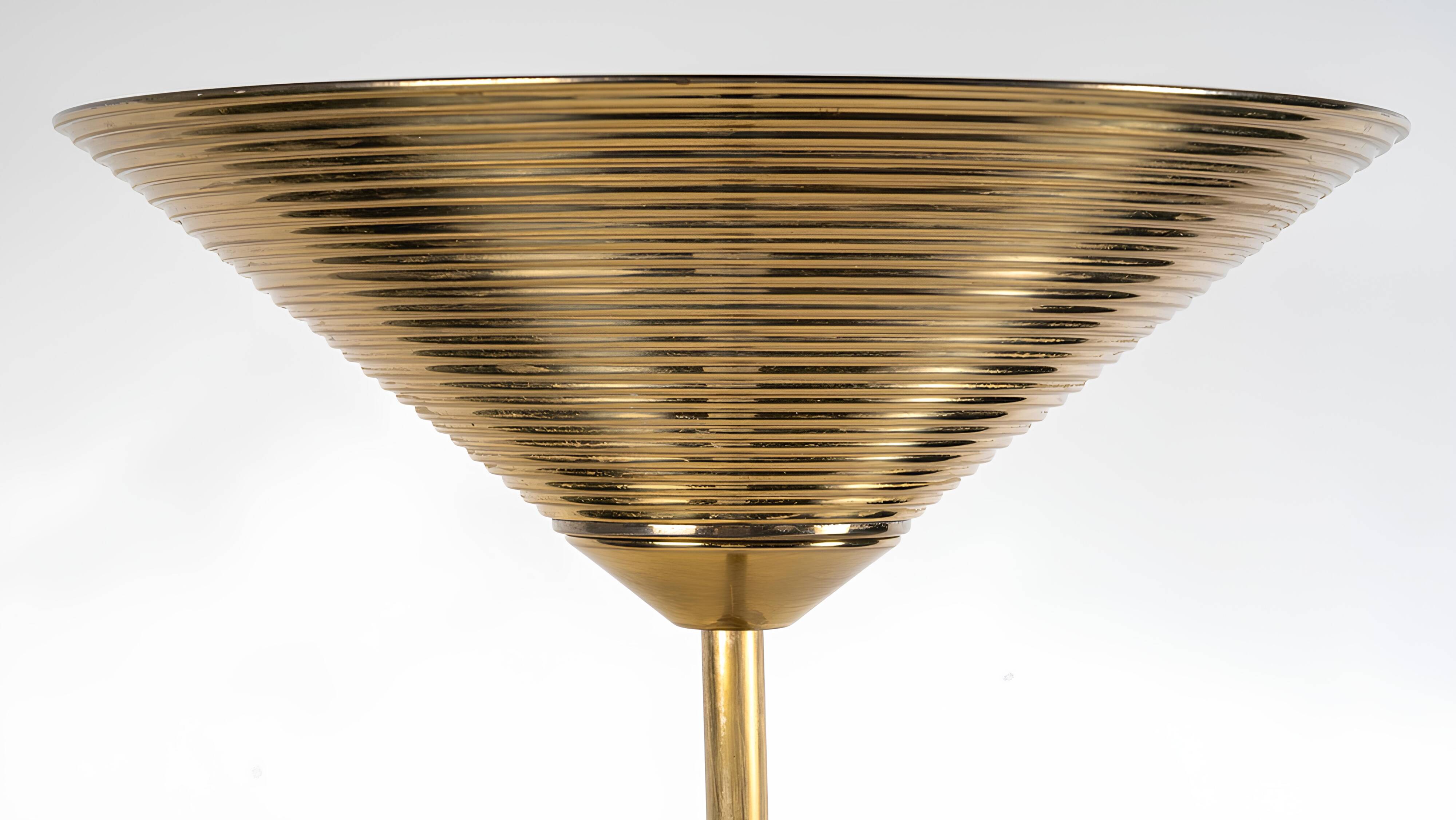 Lampadaire torchière en laiton Travail italien, circa 1965–1975