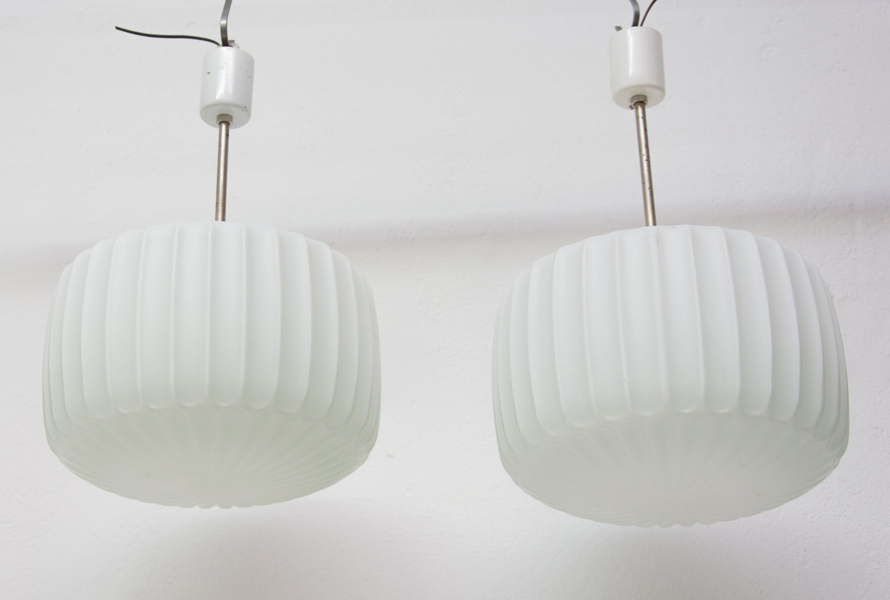 Paire de suspensions en verre opaline Vintage, bloc de l’est 1970