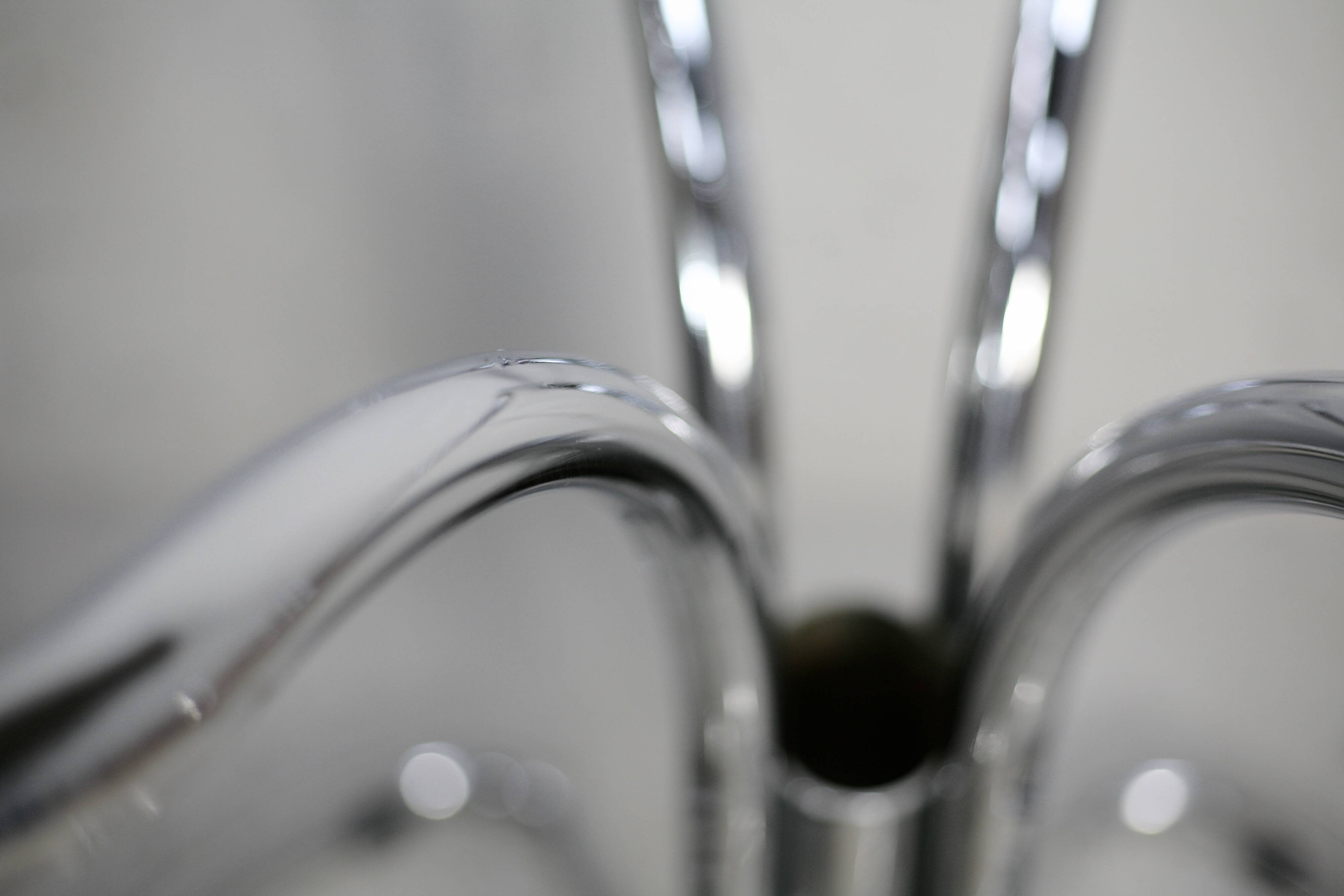 Table style Gastone Rinaldi, Italie, circa 1970. Acier chromé et dalle verre fumé.